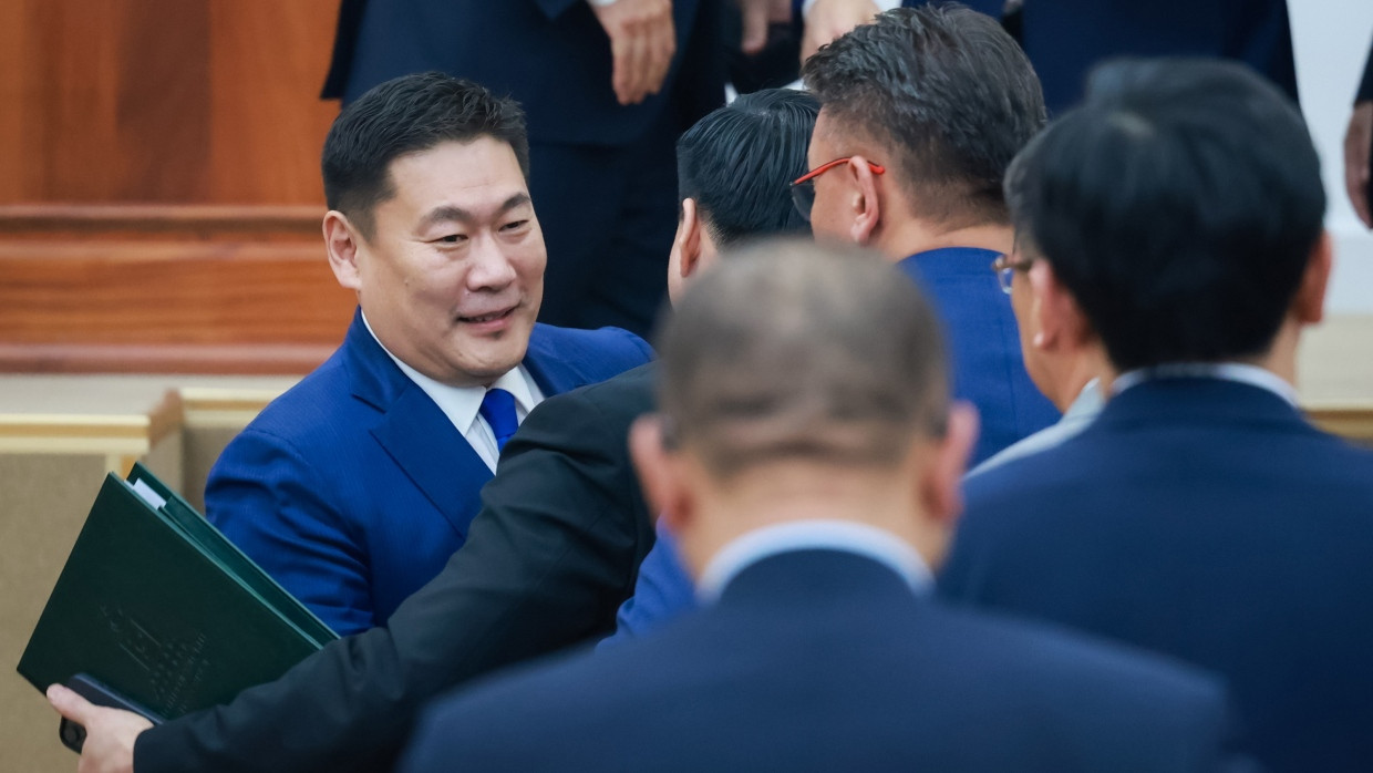 Nach dem Misstrauensvotum: Luwsannamsrain Ojuun-Erdene (links) mit Mitgliedern des Parlaments