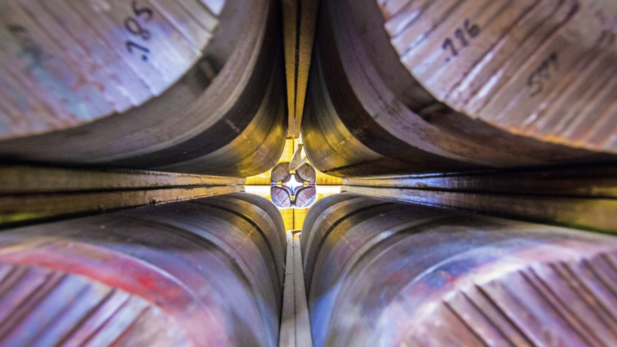 „Muon g-2“ endlich am Ziel? Blick ins Innere des Speicherrings am Fermilab. Die Quadrupolmagnete halten die Myonen auf Kurs.