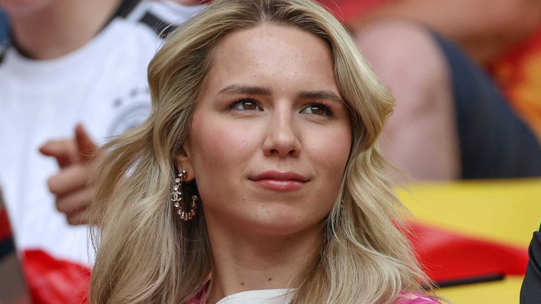 Anika Neuer: Sie ist seit 2023 mit Manuel Neuer verheiratet. Anika Neuer: Sie ist seit 2023 mit Manuel Neuer verheiratet.