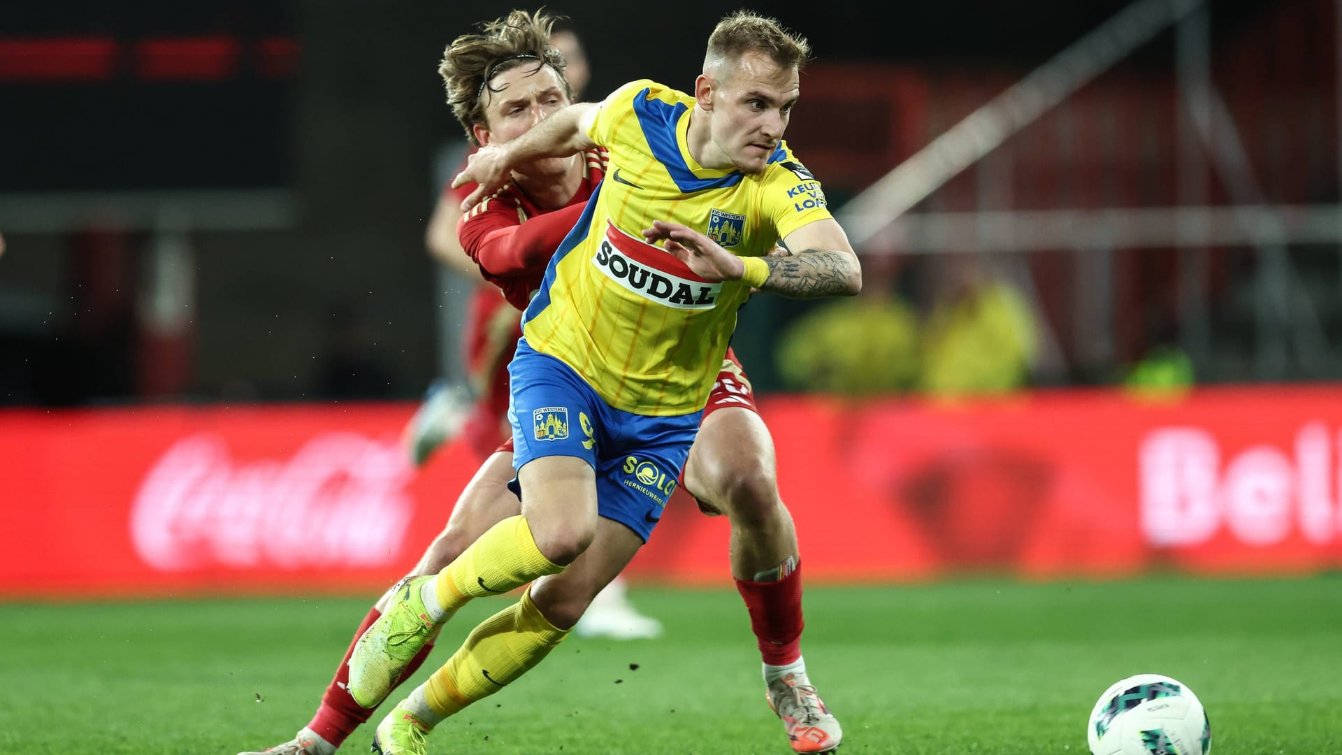Matija Frigan (r.) jagt dem Ball hinterher (Archivbild): Der Kroate stürmt für KVC Westerlo in Belgien und soll auf dem Wunschzettel des HSV stehen. Matija Frigan (r.) jagt dem Ball hinterher (Archivbild): Der Kroate stürmt für KVC Westerlo in Belgien und soll auf dem Wunschzettel des HSV stehen.