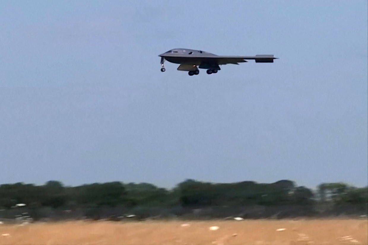 Nur der amerikanische Tarnkappenbomer B-2 kann die sechs Meter lange und 13,6 Tonnen schwere Bombe GBU-57 transportieren und abwerfen.