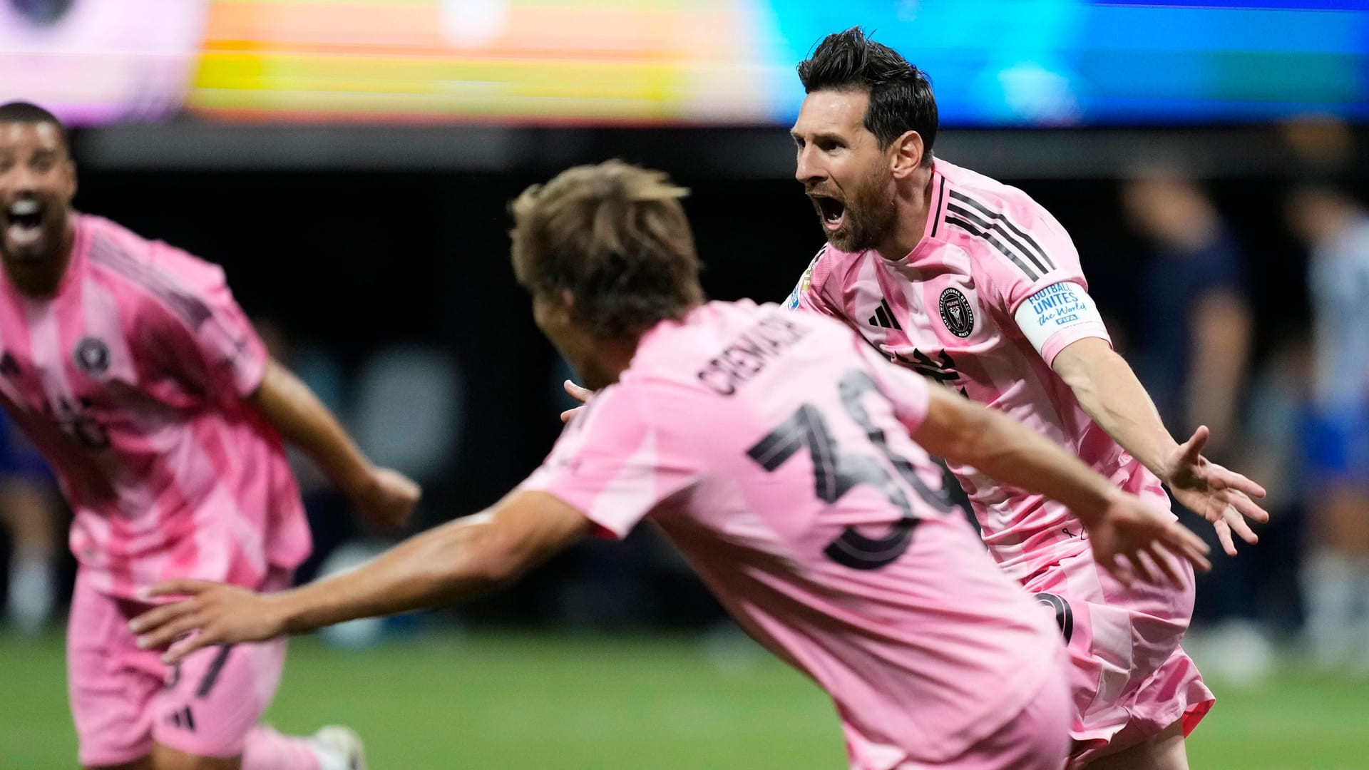 Lionel Messi jubelt: Er brachte seiner Mannschaft den Sieg. Lionel Messi jubelt: Er brachte seiner Mannschaft den Sieg.
