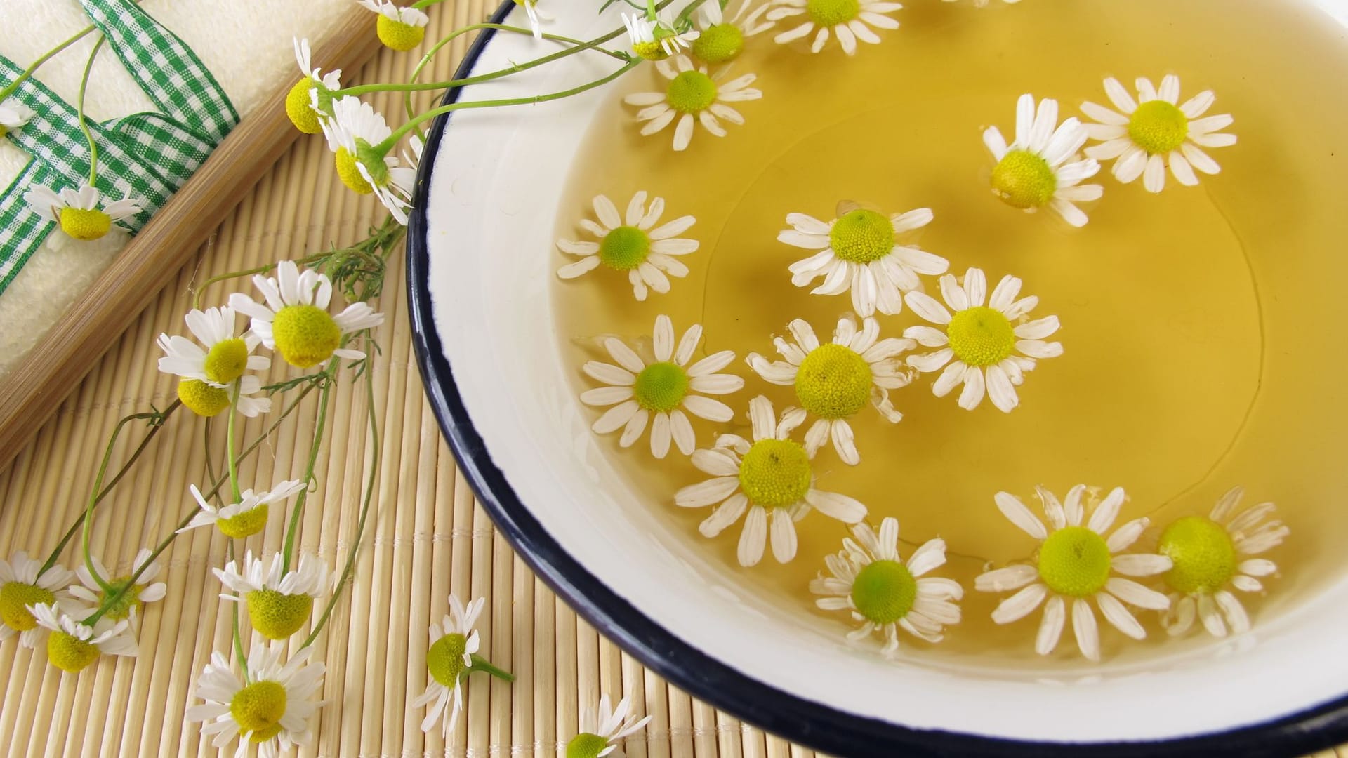 Kamille hat eine antientzündliche Wirkung. Ein Dampfbad mit Blüten der Heilpflanze kann helfen, festes Ohrenschmalz aufzuweichen. Kamille hat eine antientzündliche Wirkung. Ein Dampfbad mit Blüten der Heilpflanze kann helfen, festes Ohrenschmalz aufzuweichen.