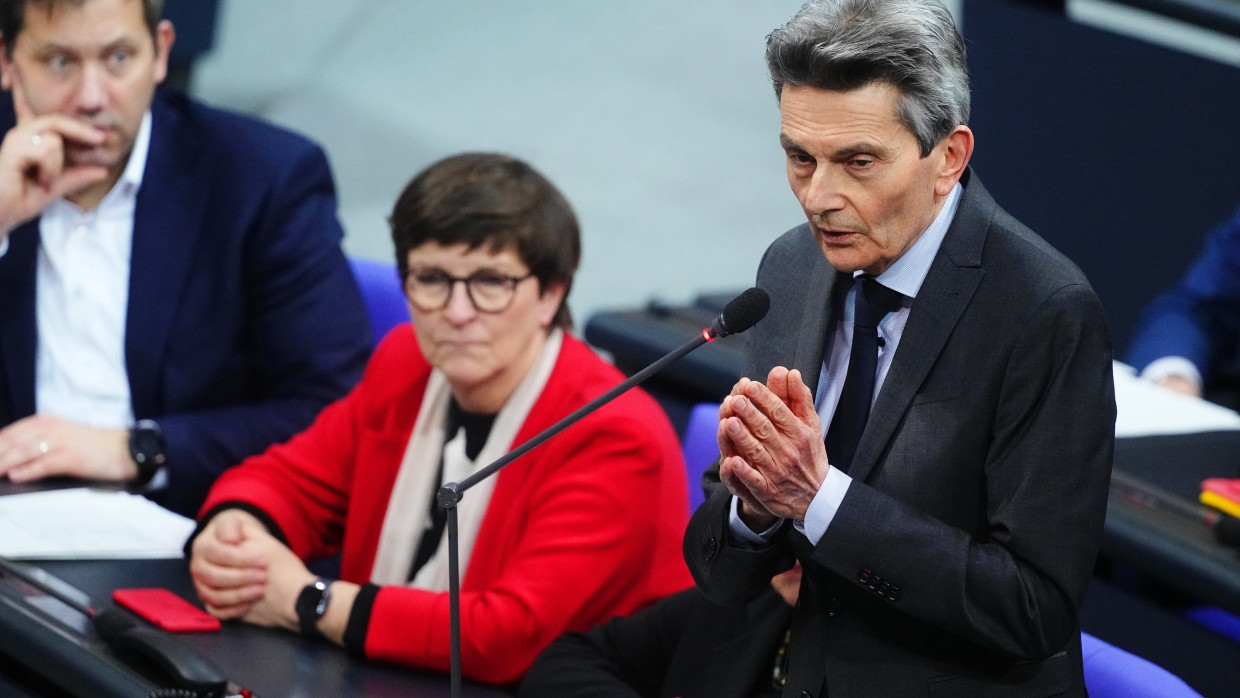 Offener Dissens: Mützenich, hier im Januar im Bundestag, stellt sich gegen die SPD-Parteispitz in der Rüstungspolitik