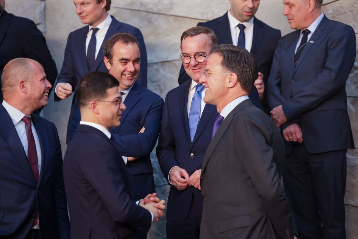 Der belgische, französische, albanische und deutsche Verteidigungsminister mit NATO-Generalsekretär Mark Rutte beim Treffen in Brüssel