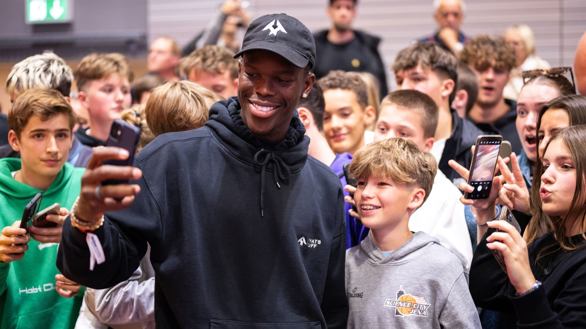 Dennis Schröder in Braunschweig: Der Basketball-Star ist am Donnerstag zu Besuch in den Schlossarkaden. Dennis Schröder in Braunschweig: Der Basketball-Star ist am Donnerstag zu Besuch in den Schlossarkaden.