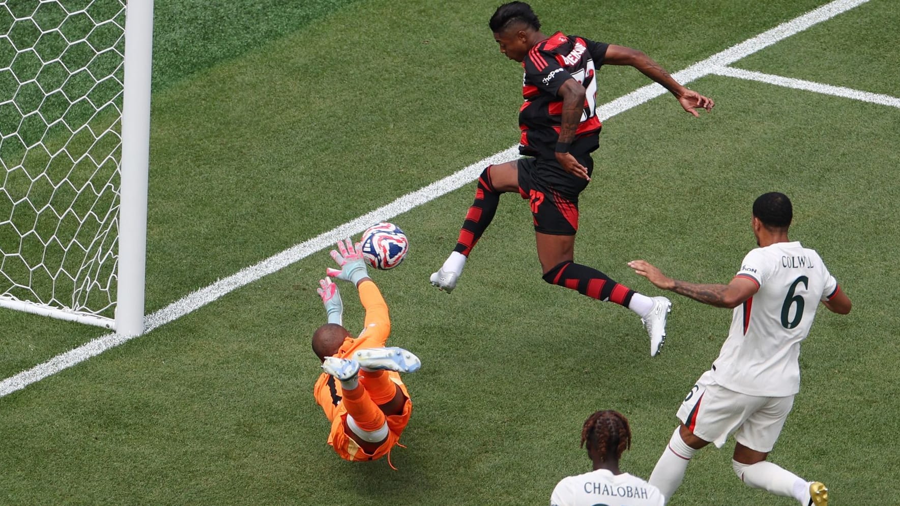 Der zwischenzeitliche Ausgleich: Flamengos Bruno Henrique (M.) trifft zum 1:1 gegen Chelsea. Der zwischenzeitliche Ausgleich: Flamengos Bruno Henrique (M.) trifft zum 1:1 gegen Chelsea.