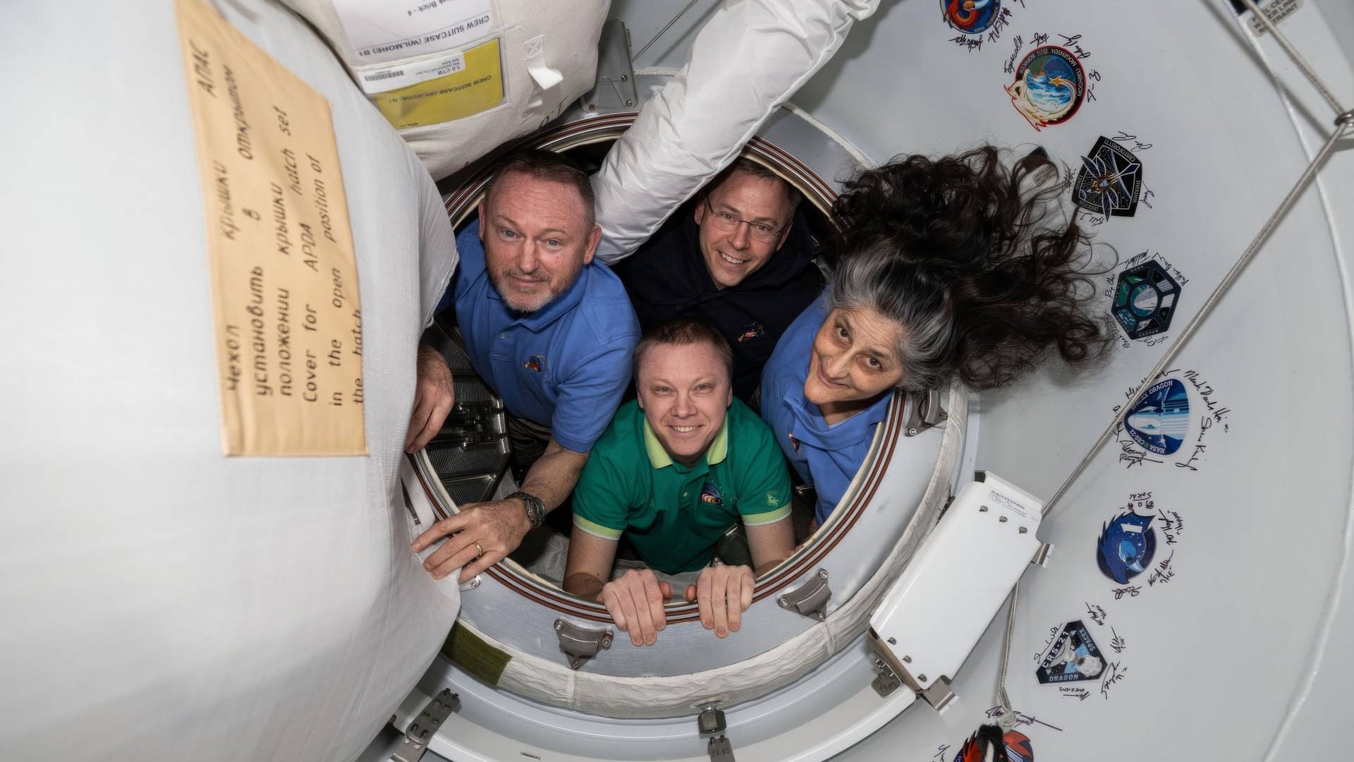 März 2025: Drei Nasa-Astronauten und ein Kosmonaut posieren auf der ISS in der Luke zur Dagron-Kapsel. März 2025: Drei Nasa-Astronauten und ein Kosmonaut posieren auf der ISS in der Luke zur Dagron-Kapsel.
