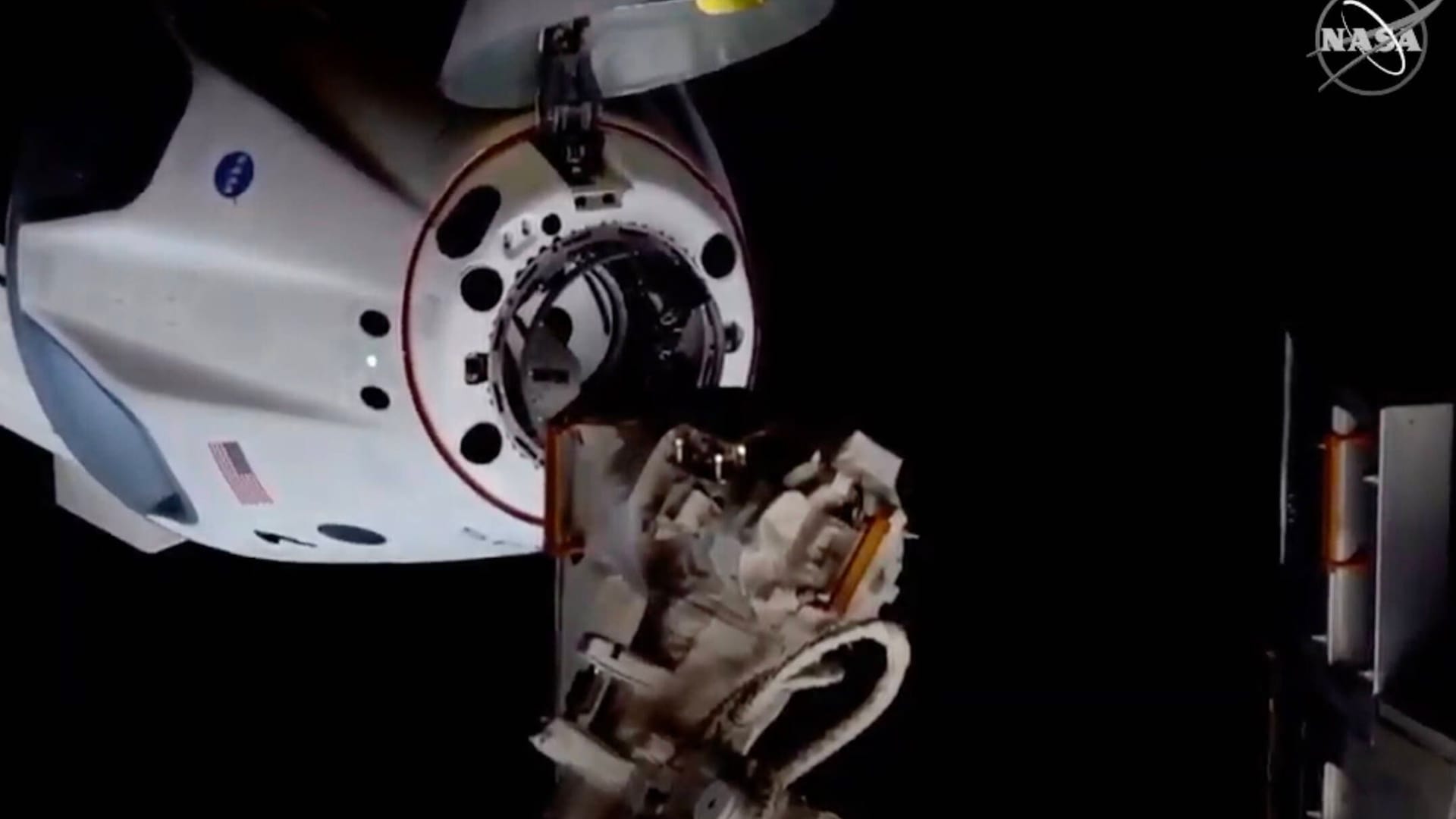 Andock-Manöver: Die Dragon-Kapsel legt an der Internationalen Raumstation ISS an. Andock-Manöver: Die Dragon-Kapsel legt an der Internationalen Raumstation ISS an.