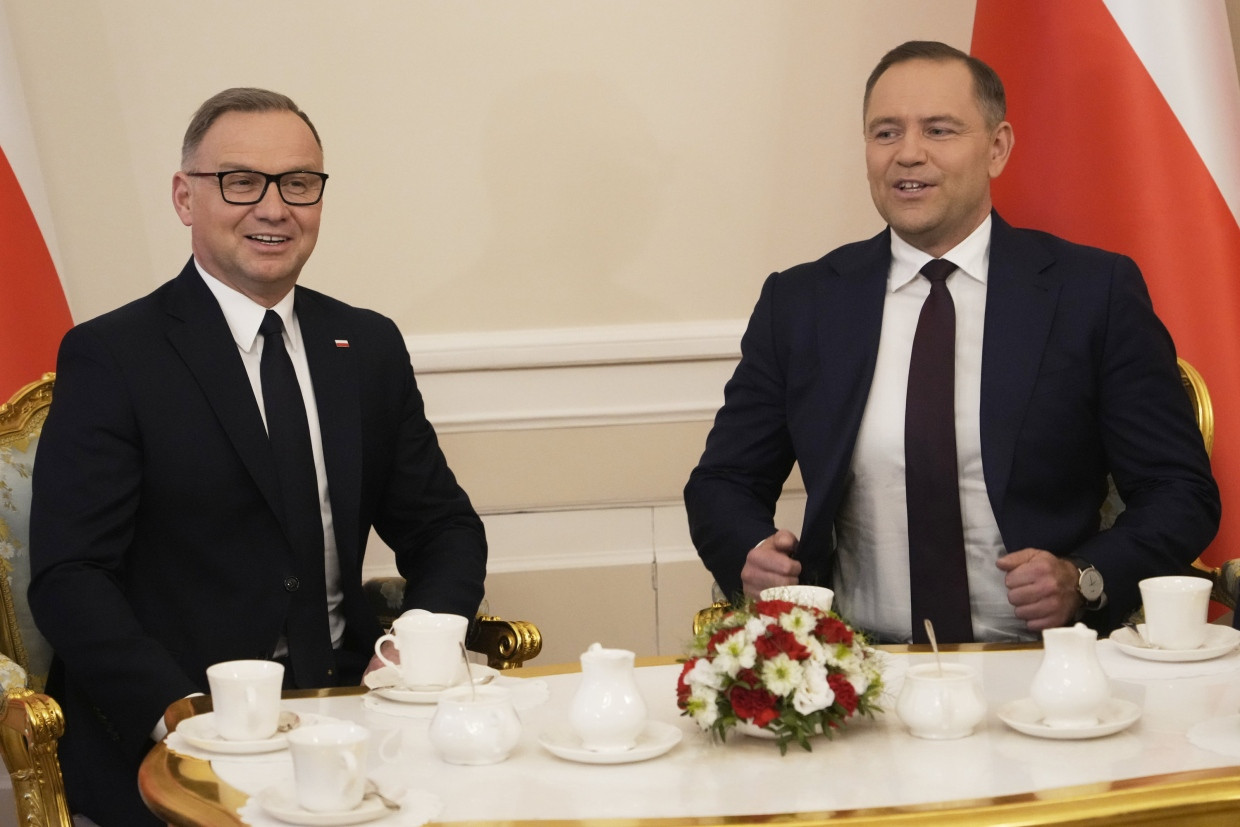 Der scheidende polnische Präsident Andrzej Duda (links) empfängt den Wahlsieger Karol Nawrocki am 3. Juni im Präsidentenpalast in Warschau.