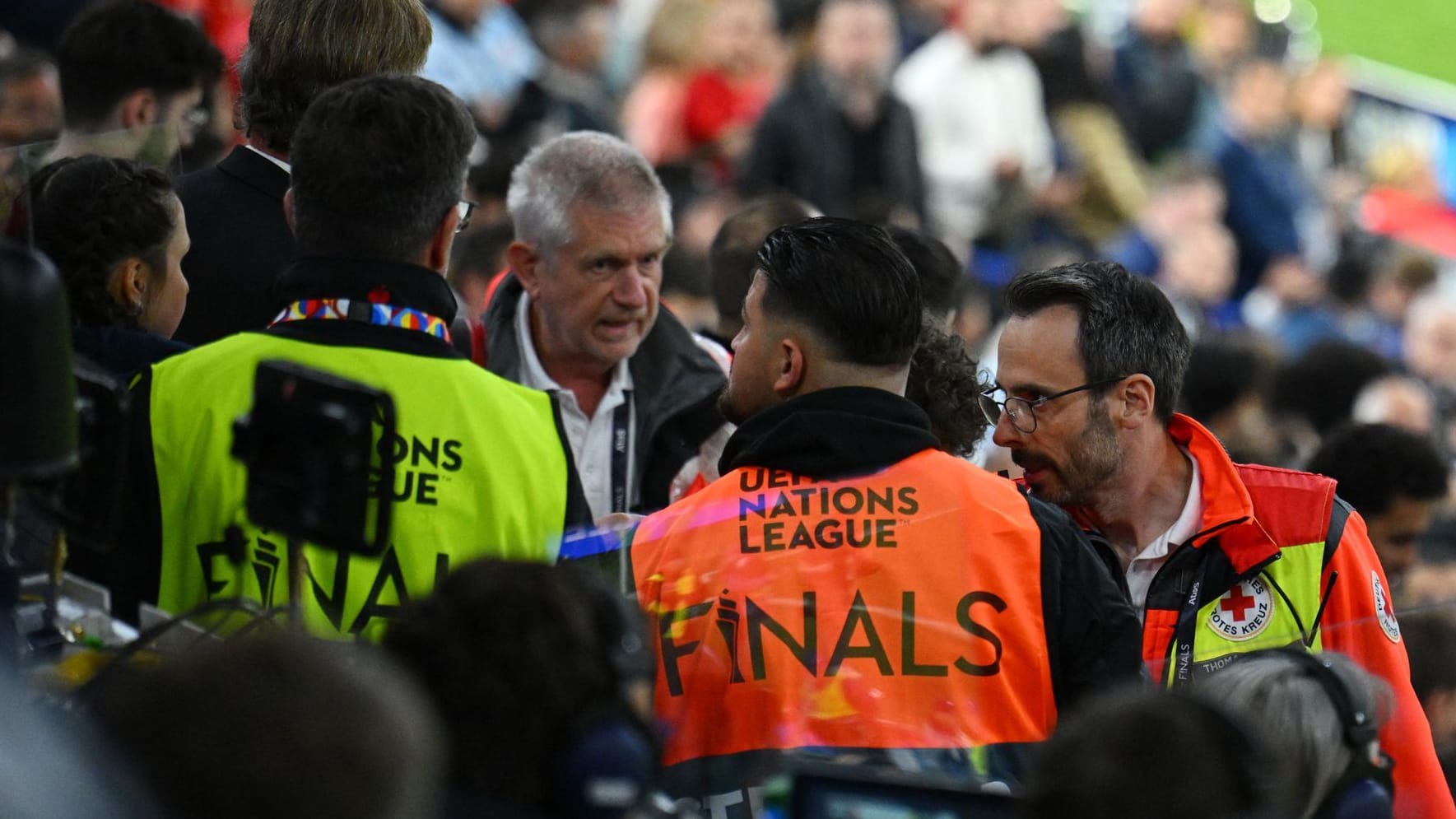 Einsatzkräfte am Sonntag nach dem Sturz des Fans im Einsatz: Das Leben des Mannes konnte nicht gerettet werden. Einsatzkräfte am Sonntag nach dem Sturz des Fans im Einsatz: Das Leben des Mannes konnte nicht gerettet werden.