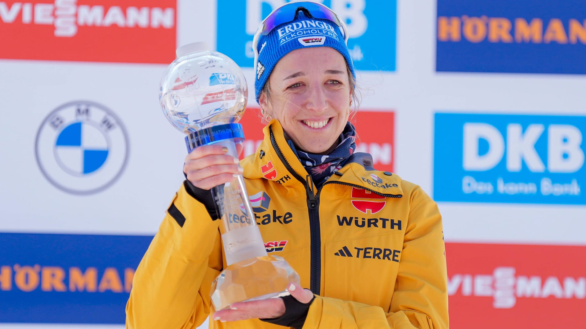 Franziska Preuß mit der Trophäe für den Sieg im Gesamtweltcup: Die 31-Jährige trug sich vergangene Saison in die Geschichtsbücher ein. Franziska Preuß mit der Trophäe für den Sieg im Gesamtweltcup: Die 31-Jährige trug sich vergangene Saison in die Geschichtsbücher ein.