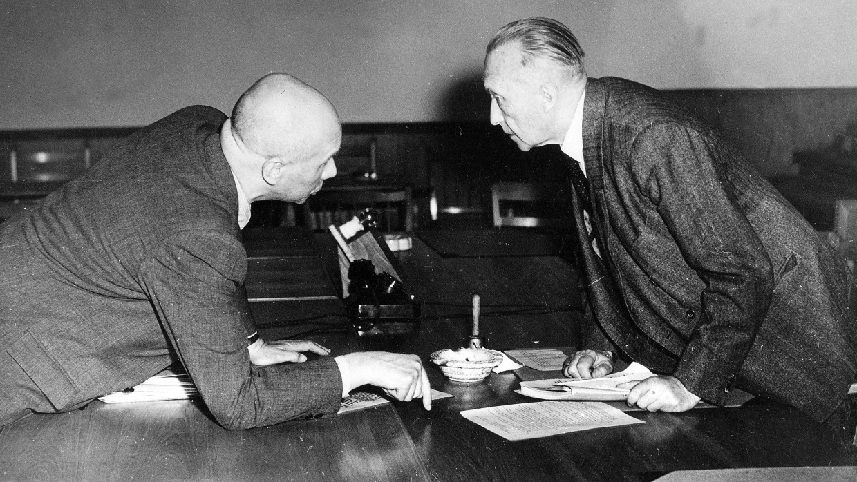 Jakob Kaiser (links) und Konrad Adenauer auf einem Foto vom 12. April 1949 im Parlamentarischen Rat in Bonn.