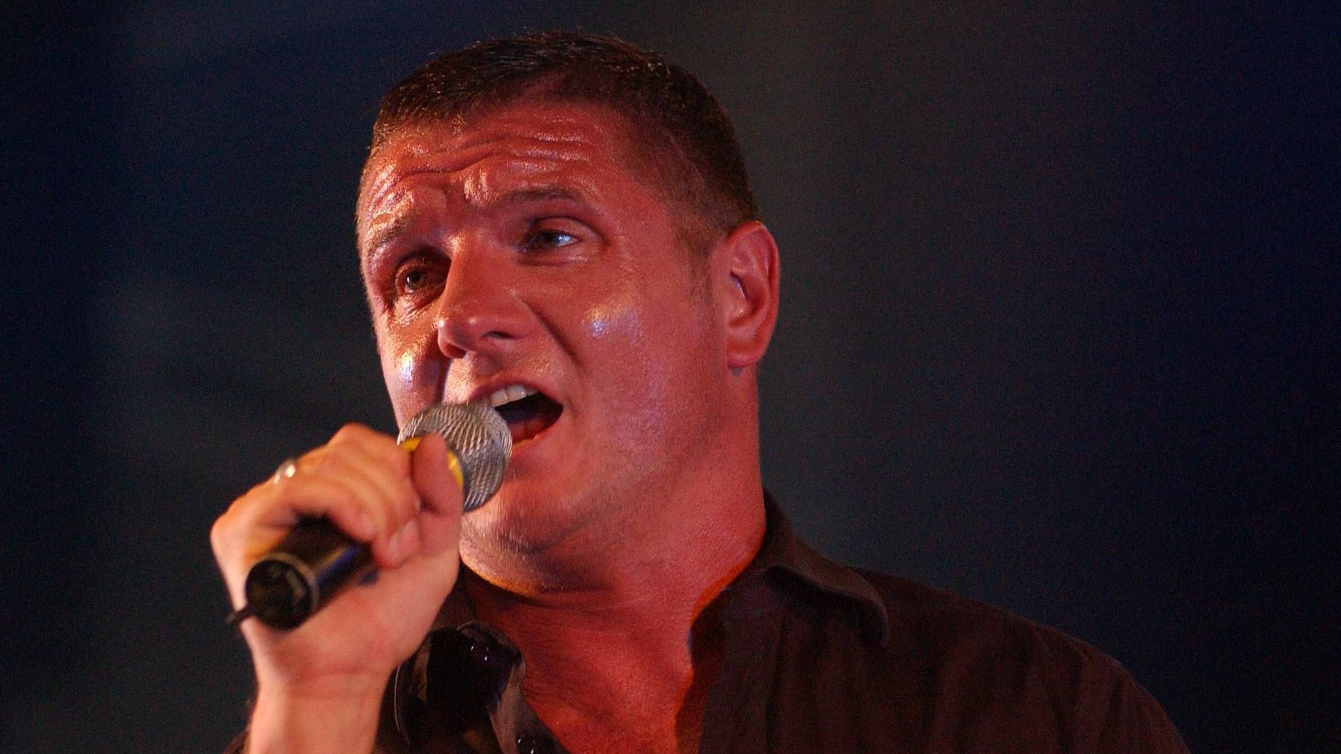 Douglas McCarthy: Er war als Sänger der Band Nitzer Ebb bekannt. Douglas McCarthy: Er war als Sänger der Band Nitzer Ebb bekannt.