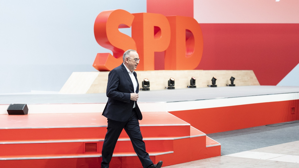 Norbert Walter-Borjans tritt beim Parteitag Ende 2021 von der großen Bühne ab, um Platz für Lars Klingbeil zu machen. Drei Jahre später macht er seinem Nachfolger Vorwürfe.