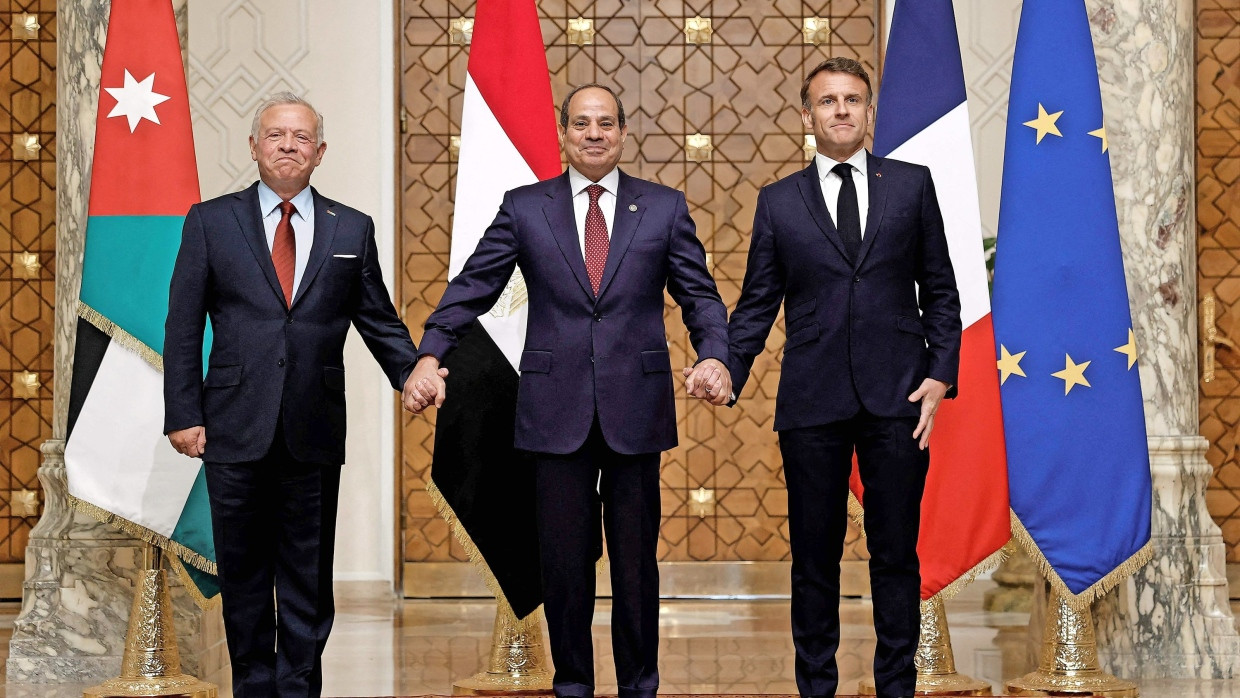 Macron bereitete seinen diplomatischen Vorstoß von langer Hand vor - hier mit dem jordanischen König Abdullah II und Ägyptens Präsidenten al-Sisi Anfang April in Kairo.