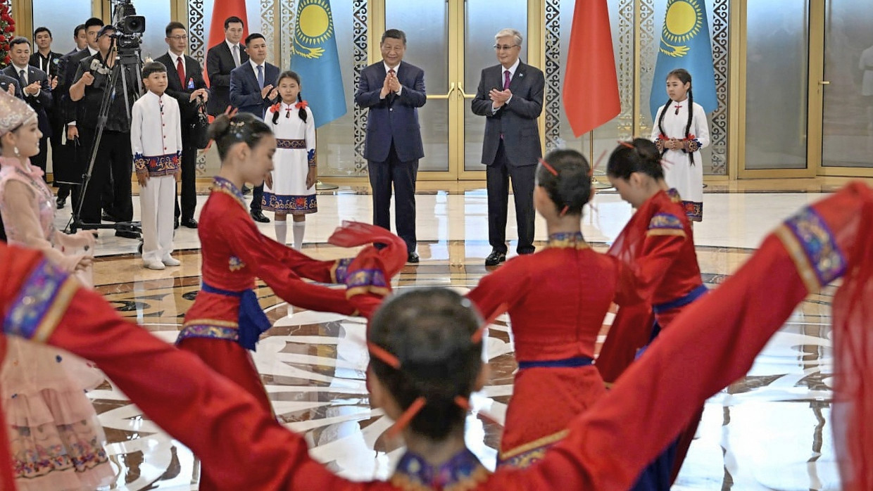 Ein von Kasachstan bereitgestelltes Foto von Chinas Staatschef Xi und Kasachstans Präsident Tokajew in Astana am Montag