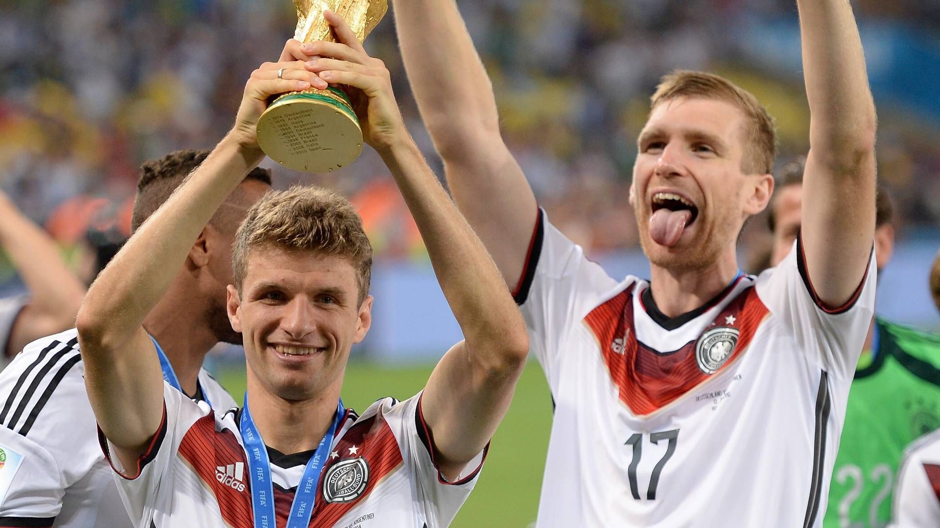 Per Mertesacker (r.) neben Thomas Müller: Der Innenverteidiger spielte zur Zeit des WM-Sieges beim FC Arsenal. Per Mertesacker (r.) neben Thomas Müller: Der Innenverteidiger spielte zur Zeit des WM-Sieges beim FC Arsenal.