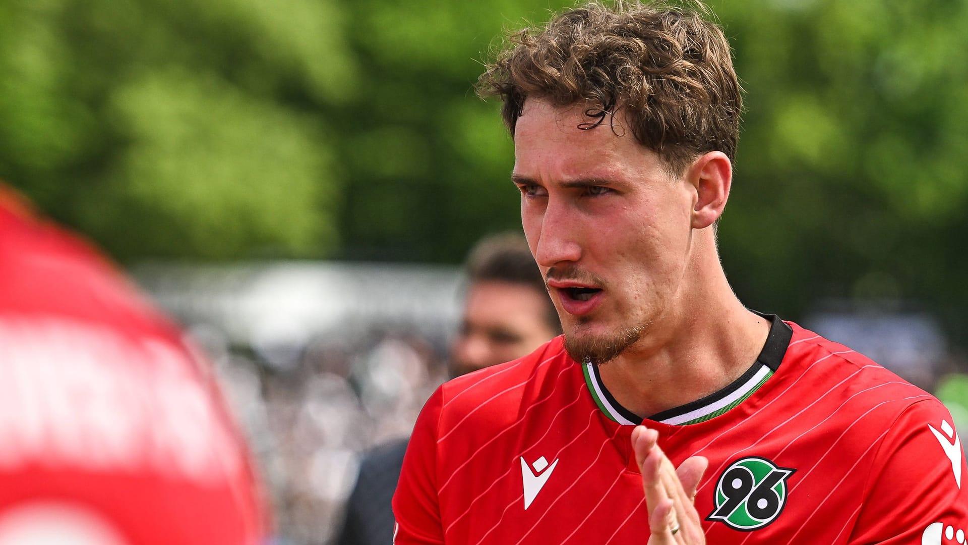 Phil Neumann: Der Verteidiger wechselt zu Birmingahm City, der Klub ist aus der dritten englischen Liga aufgestiegen. Phil Neumann: Der Verteidiger wechselt zu Birmingahm City, der Klub ist aus der dritten englischen Liga aufgestiegen.