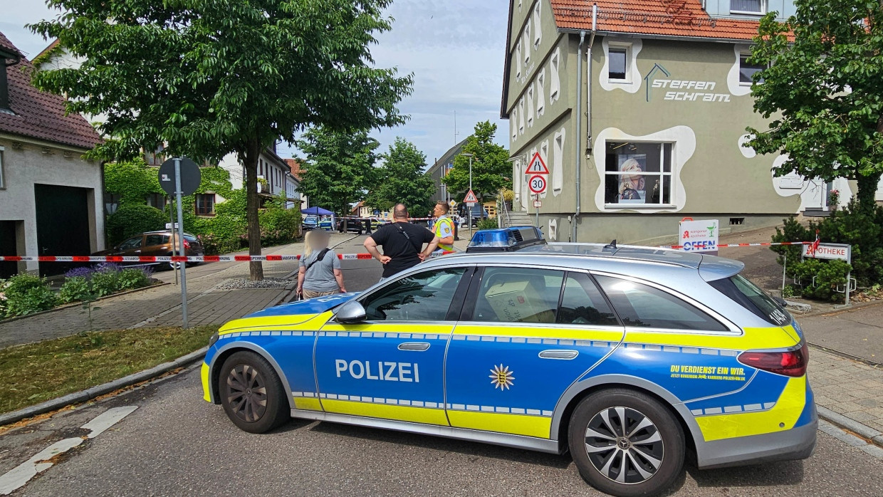 Nach den tödlichen Schüssen bei einem Polizeieinsatz ist der Tatort in Wangen im Kreis Göppingen abgesperrt.