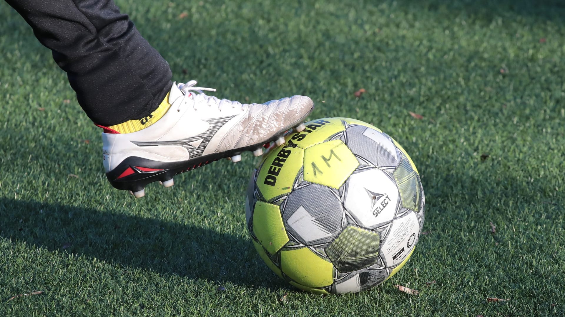 Ein Spieler im Einsatz (Symbolbild): In Österreich nahm die Polizei einen Fußballer aus dem Spiel.