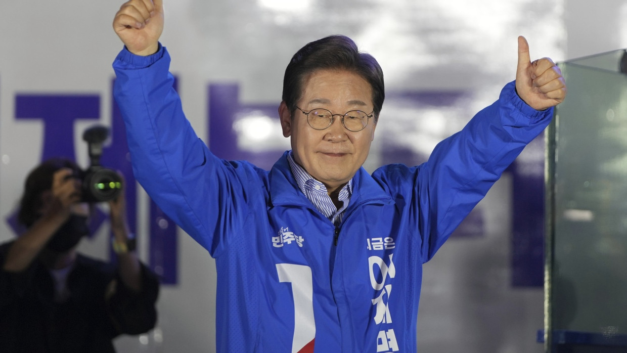 Der Präsidentschaftskandidat der Demokratischen Partei Südkoreas, Lee Jae-myung, gestikuliert während einer Präsidentschaftswahlkampagne.