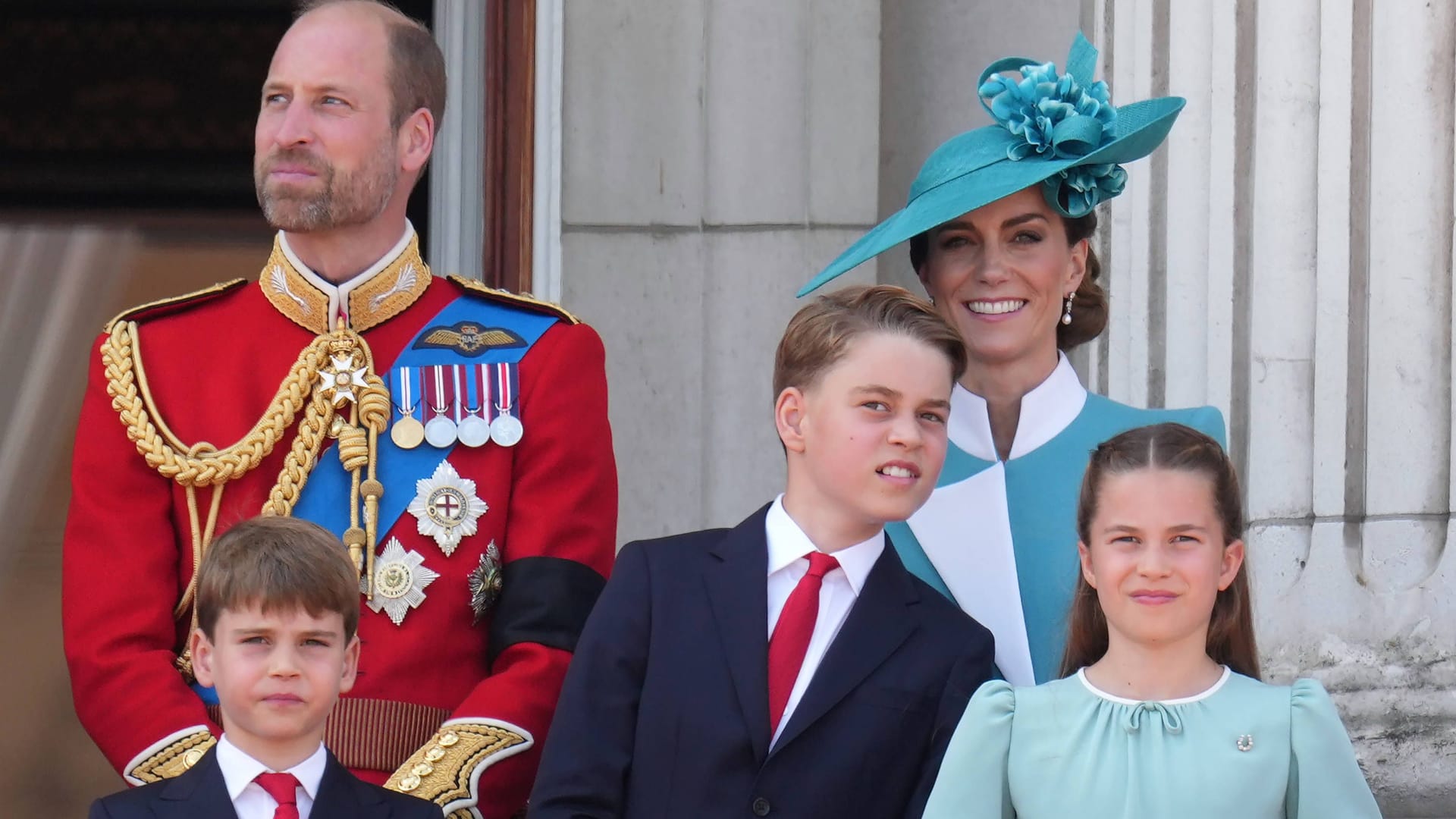 Wohin geht es, fragt sich Prinz George im Kreis seiner Royal Family: Hinter ihm seine Mutter Kate und sein Vater William. Wohin geht es, fragt sich Prinz George im Kreis seiner Royal Family: Hinter ihm seine Mutter Kate und sein Vater William.