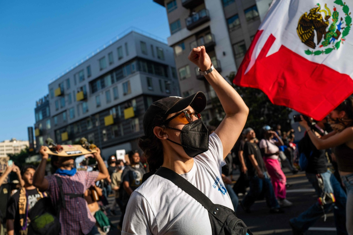 Demonstranten ziehen durch die Innenstadt von L.A..