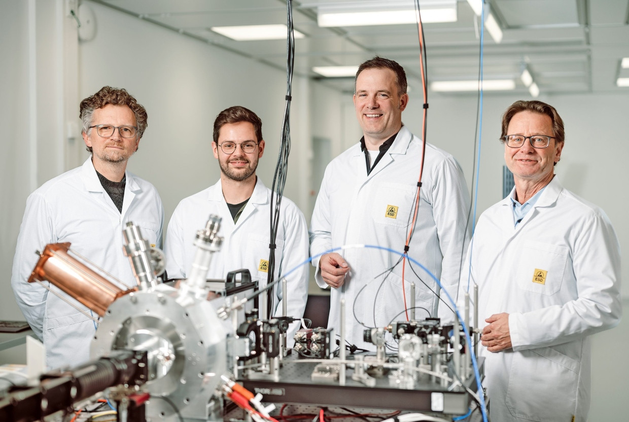 Die Macher von Eleqtron: CTO Michael Johanning (links), Mitarbeiter Philipp Reuschel (2. v. links), CEO Jan Henrik Leisse (3. v. links) und Prof. Christof Wunderlich (rechts) im Labor in Siegen.