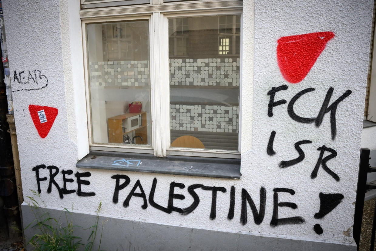 Das Zeichen der Hamas: Rote Dreiecke an einer Fassade in Berlin-Neukölln