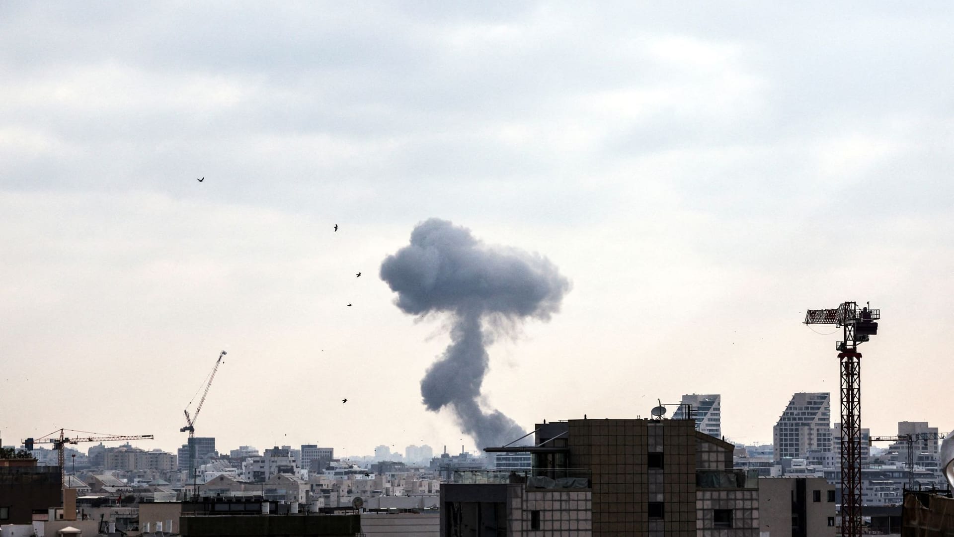Tel Aviv: Rauch steigt auf nach einem Angriff Irans auf Israel am 22. Juni 2025. Tel Aviv: Rauch steigt auf nach einem Angriff Irans auf Israel am 22. Juni 2025.