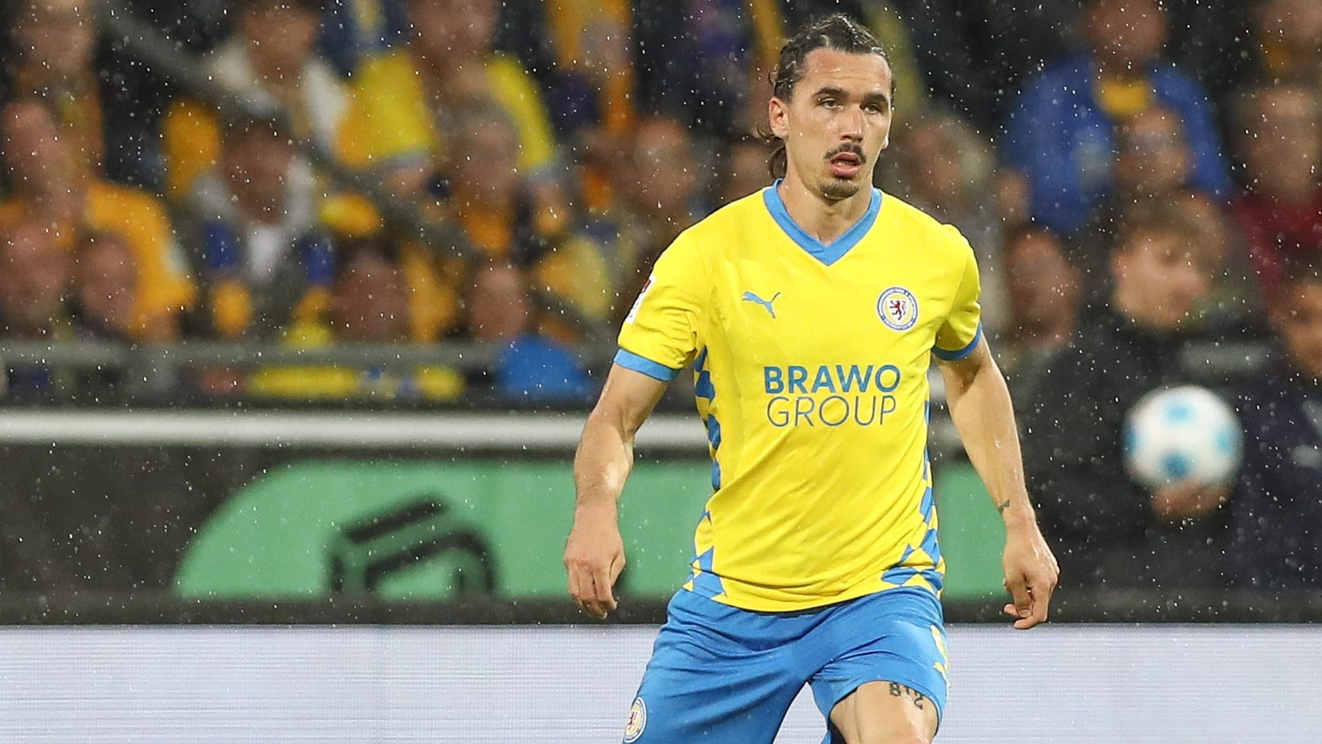 Rayan Philippe am Ball (Archivbild): Der Stürmer ist bei Eintracht Braunschweig vom Training freigestellt, um einen HSV-Transfer nicht zu gefährden.