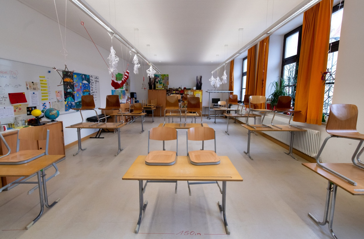 Ein leeres Klassenzimmer während der Corona-Pandemie im Januar 2021 in München