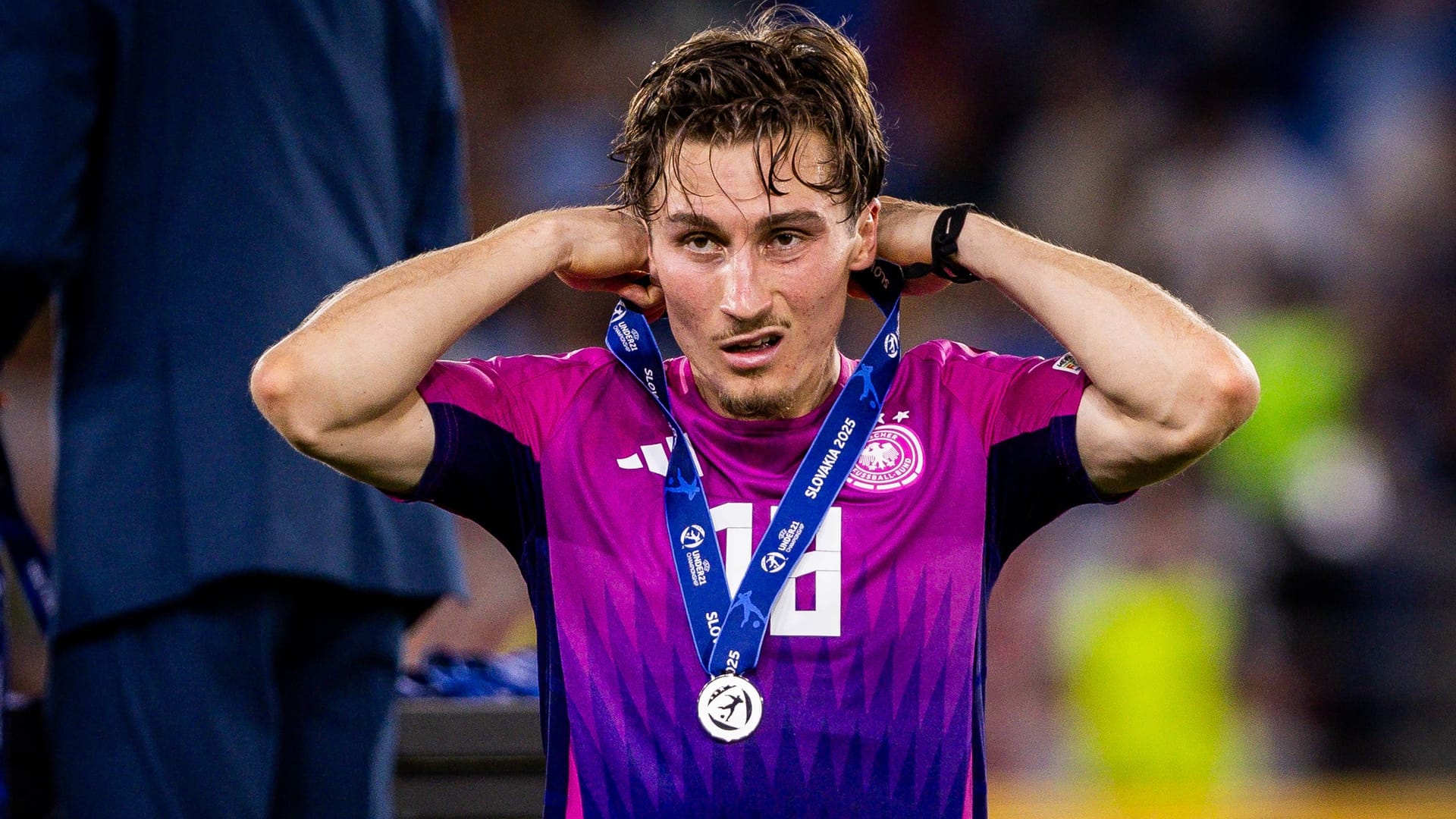 Rocco Reitz mit der Silbermedaille nach dem Finale der U21-EM: Auch der Gladbacher konnte die Endspielniederlage gegen England nicht verhindern. Rocco Reitz mit der Silbermedaille nach dem Finale der U21-EM: Auch der Gladbacher konnte die Endspielniederlage gegen England nicht verhindern.