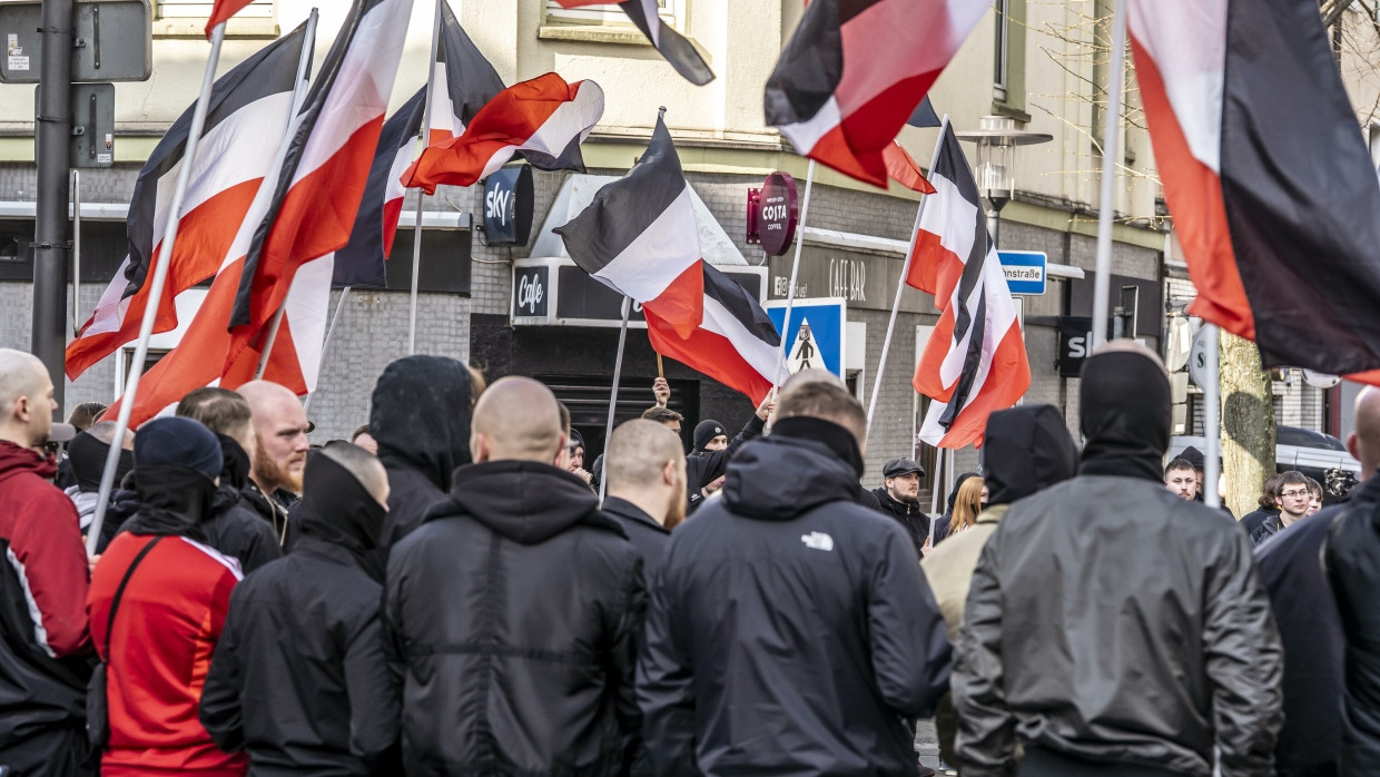 Die Neonazigruppe „Jung und Stark“ demonstriert in der Innenstadt von Essen.