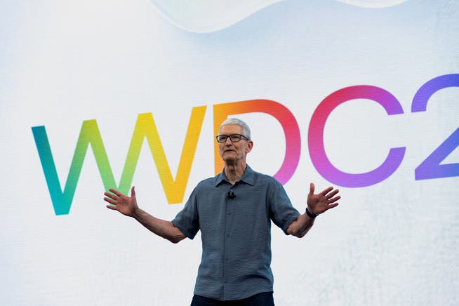 Der Apple-Chef Tim Cook will die Fans mit einem umfassenden Redesign und kleinen Verbesserungen bei der Stange halten, bis der Konzern endlich bessere KI-Anwendungen vorstellen kann.