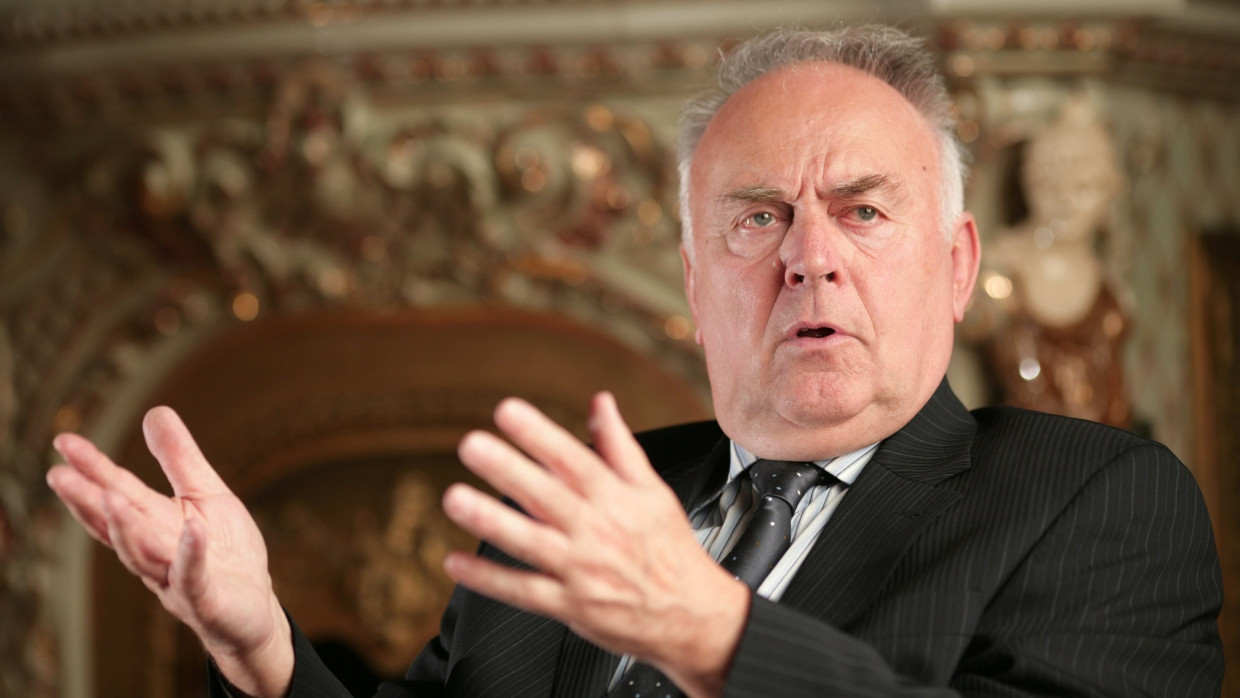 Sachsen-Anhalts früherer Ministerpräsident Wolfgang Böhmer (CDU) ist tot. Böhmer starb im Alter von 89 Jahren, wie die Staatskanzlei in Magdeburg am Montag mitteilte. Der Arzt und CDU-Politiker war von 2002 bis 2011 Regierungschef in Sachsen-Anhalt.