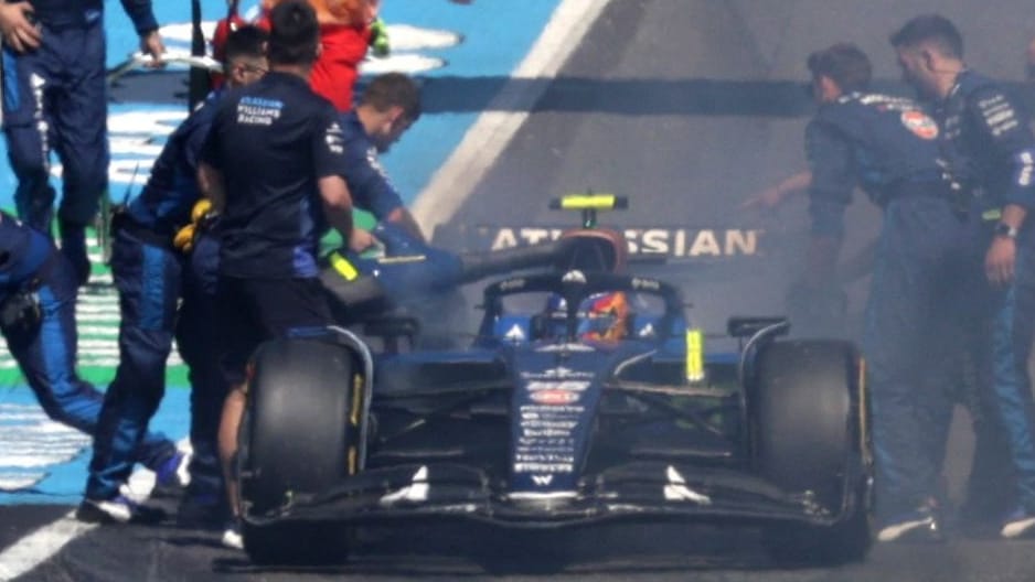 Rauch steigt aus Carlos Sainz' Williams auf: Der Spanier konnte gar nicht erst ins Rennen in Spielberg starten. Rauch steigt aus Carlos Sainz' Williams auf: Der Spanier konnte gar nicht erst ins Rennen in Spielberg starten.