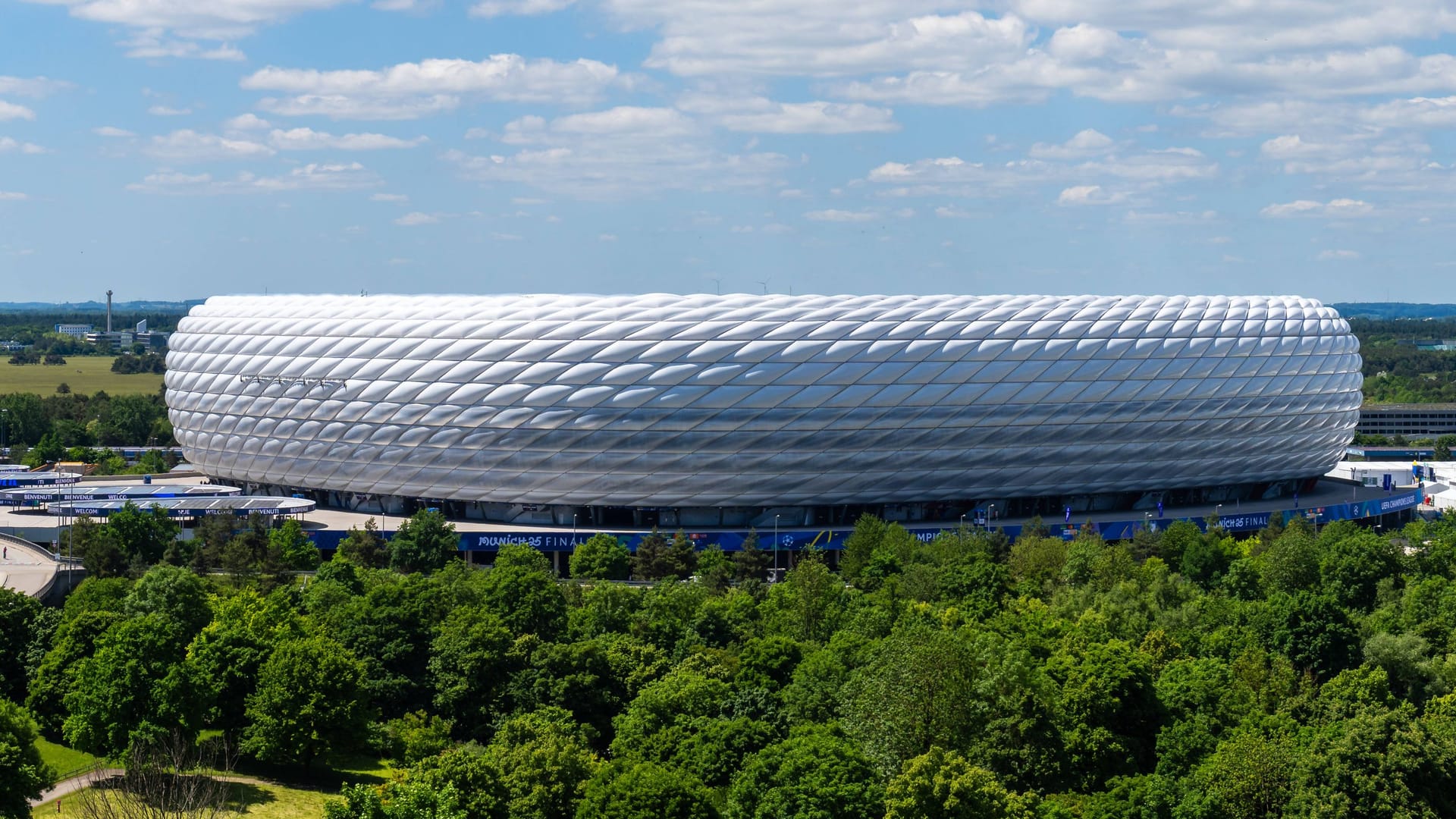 Die Allianz Arena in München: Nur wenige Tage nach dem Champions-League-Finale ist das Stadion Spielort für die DFB-Elf. Die Allianz Arena in München: Nur wenige Tage nach dem Champions-League-Finale ist das Stadion Spielort für die DFB-Elf.