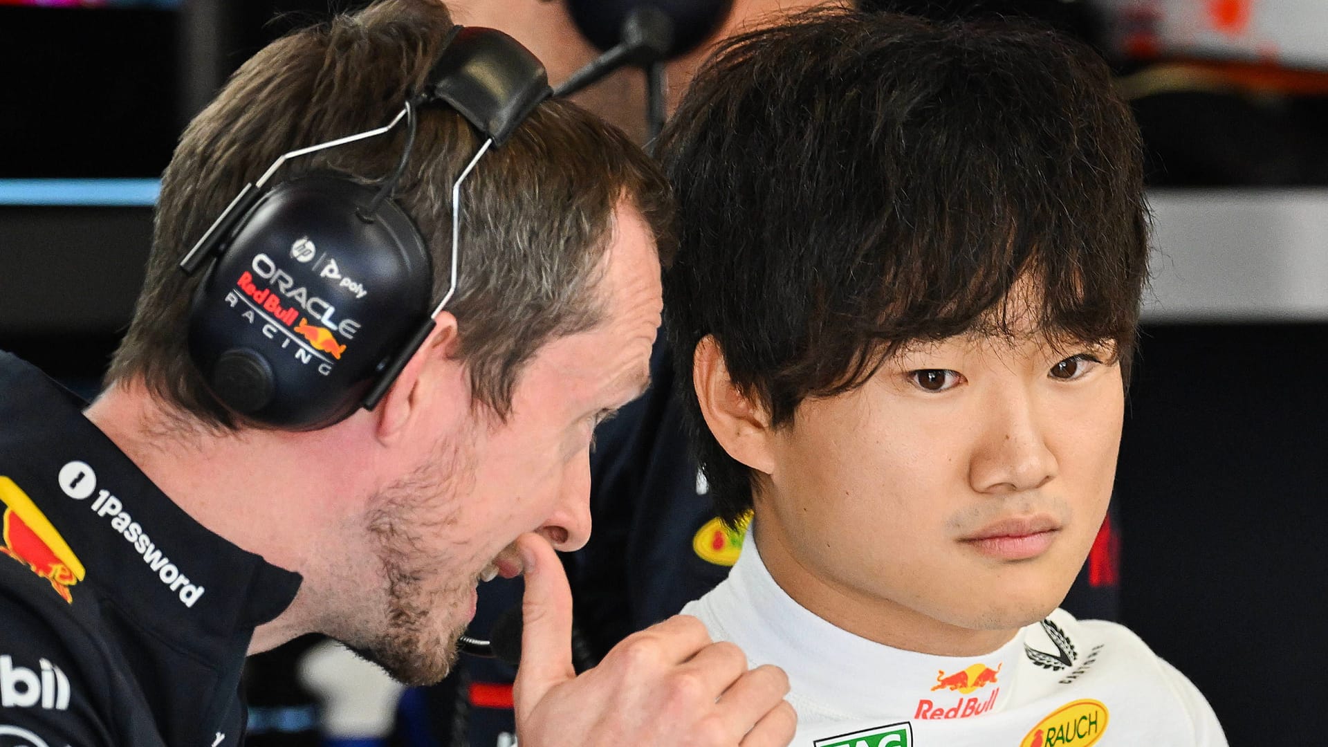 Yuki Tsunoda (r.) in der Red-Bull-Box: Seit der Beförderung ins Cockpit neben Weltmeister Max Verstappen konnte der Japaner nur selten überzeugen. Yuki Tsunoda (r.) in der Red-Bull-Box: Seit der Beförderung ins Cockpit neben Weltmeister Max Verstappen konnte der Japaner nur selten überzeugen.