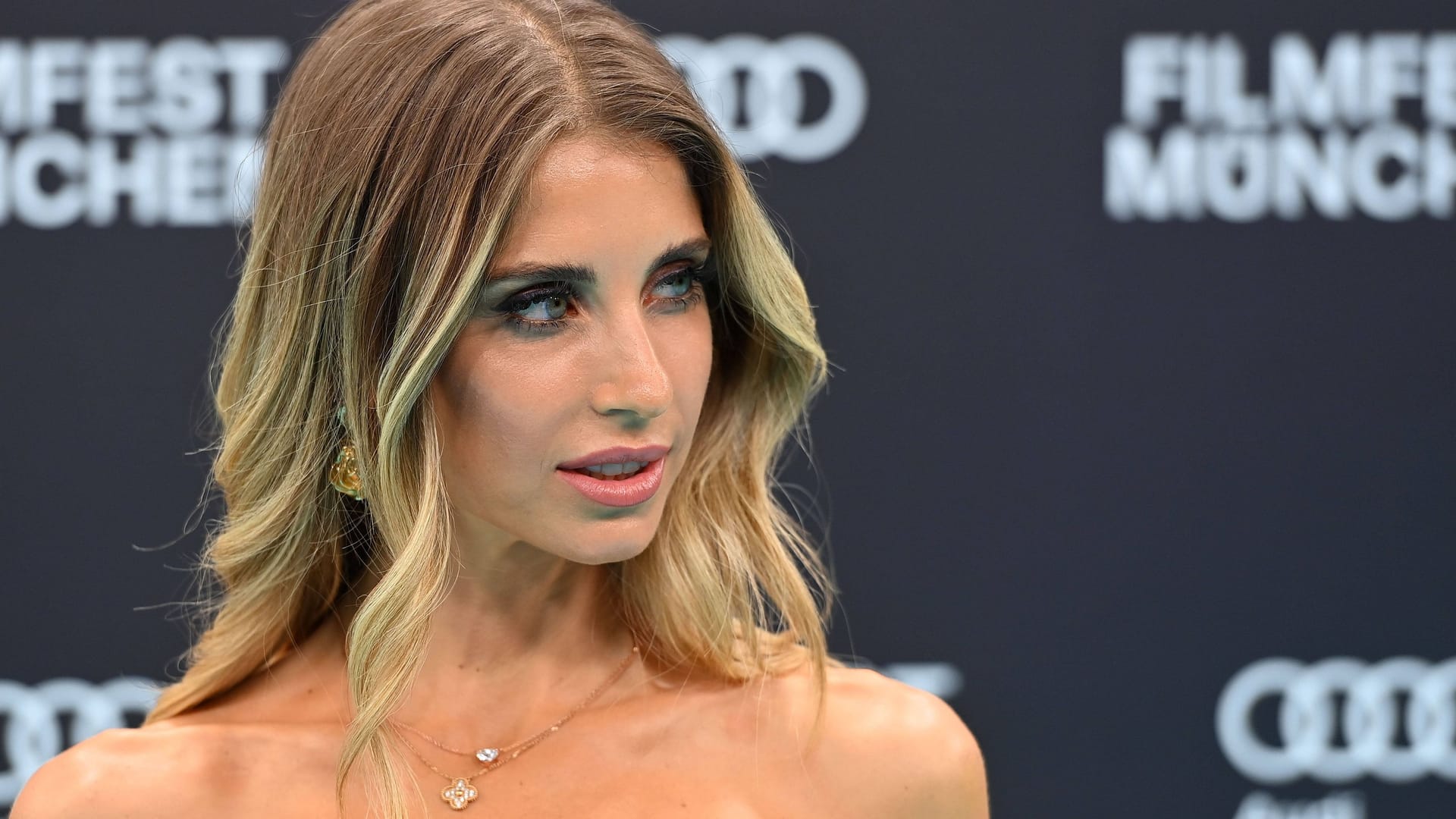 Cathy Hummels: Mit dem Fußballstar Mats Hummels hat sie einen gemeinsamen Sohn. Cathy Hummels: Mit dem Fußballstar Mats Hummels hat sie einen gemeinsamen Sohn.