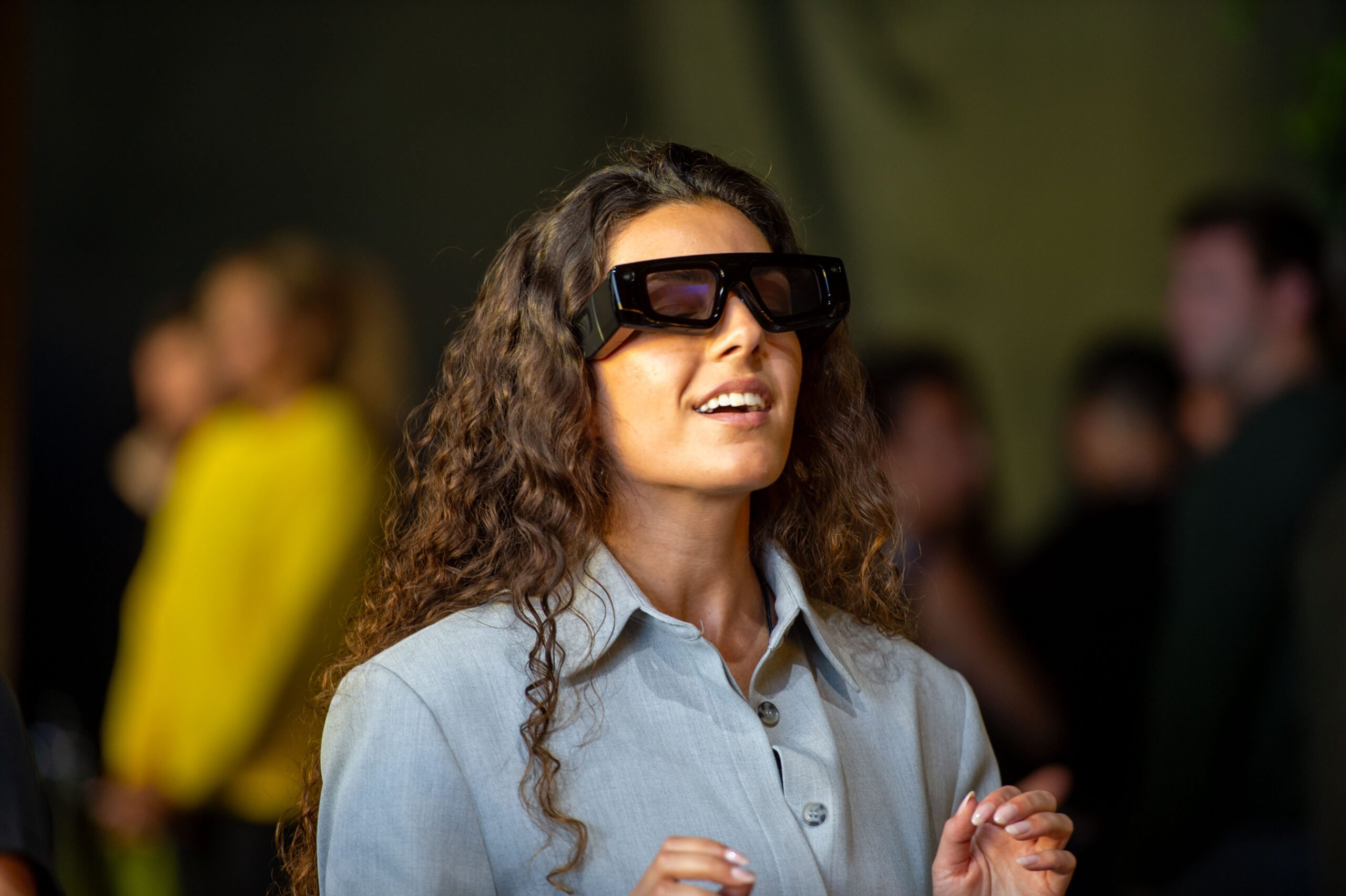 Eine Nutzerin probiert die Snapchat-Brille