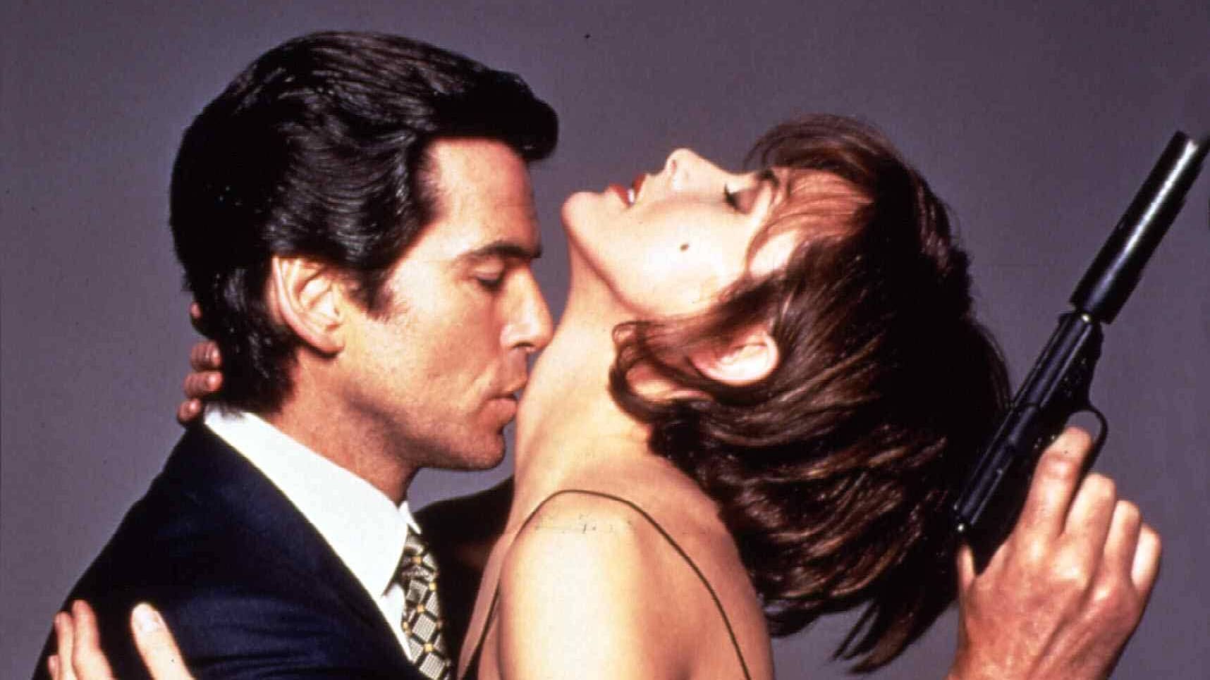 In "Goldeneye": Pierce Brosnan und Izabella Scorupco. In "Goldeneye": Pierce Brosnan und Izabella Scorupco.