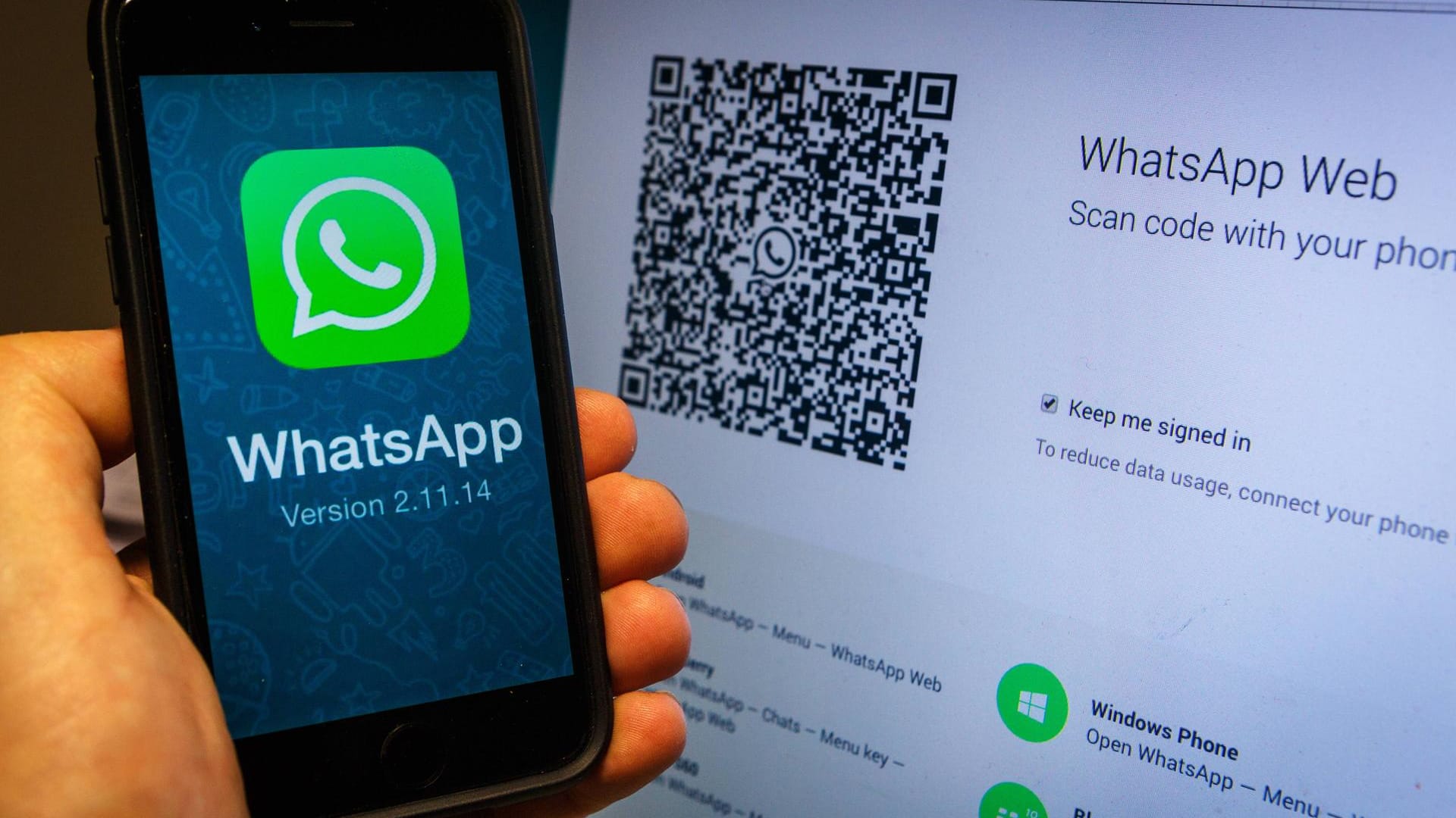 Mit dem QR-Code am PC-Bildschirm wird sichergestellt, dass nur Sie Zugriff auf Ihren WhatsApp-Account haben. Mit dem QR-Code am PC-Bildschirm wird sichergestellt, dass nur Sie Zugriff auf Ihren WhatsApp-Account haben.