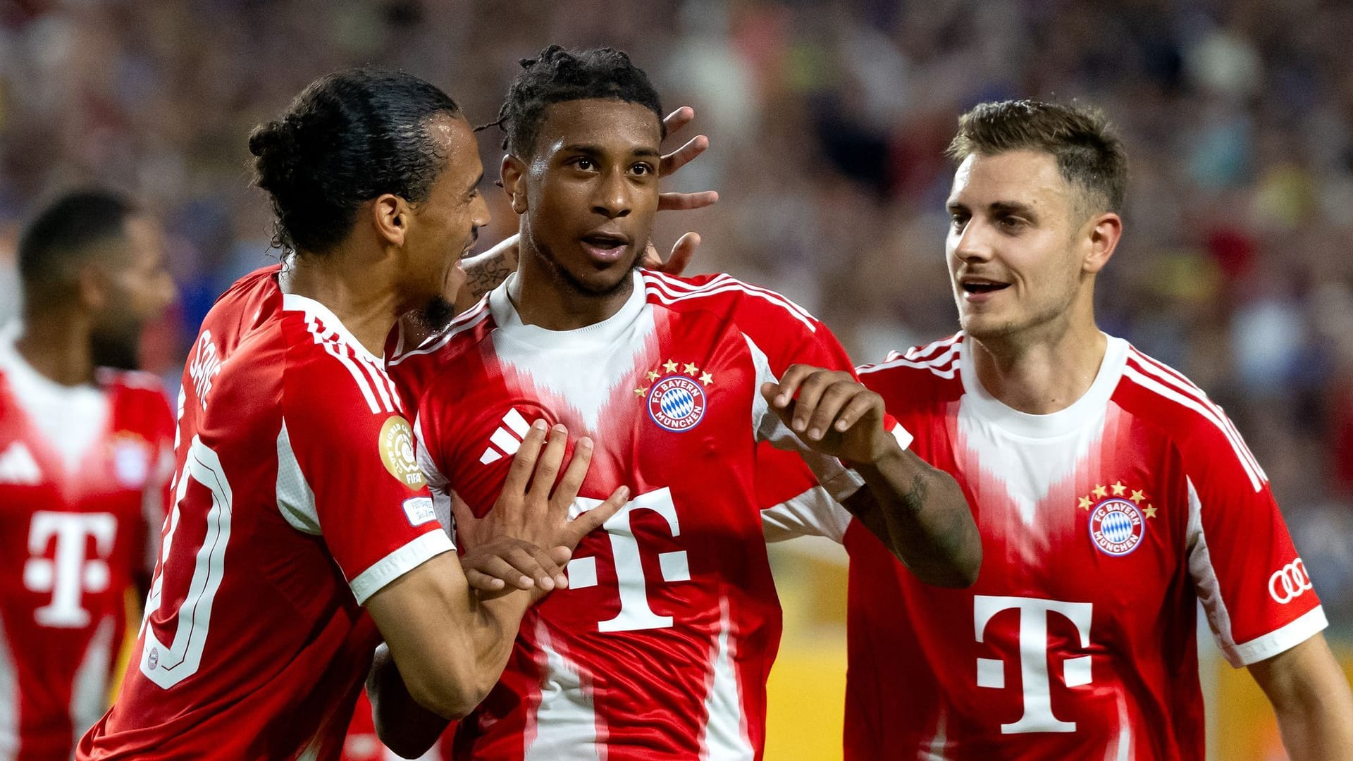 Leroy Sane (l-r), Michael Olise und Josip Stanisic von München jubeln über Olise's Siegtreffer zum 2:1. Leroy Sane (l-r), Michael Olise und Josip Stanisic von München jubeln über Olise's Siegtreffer zum 2:1.
