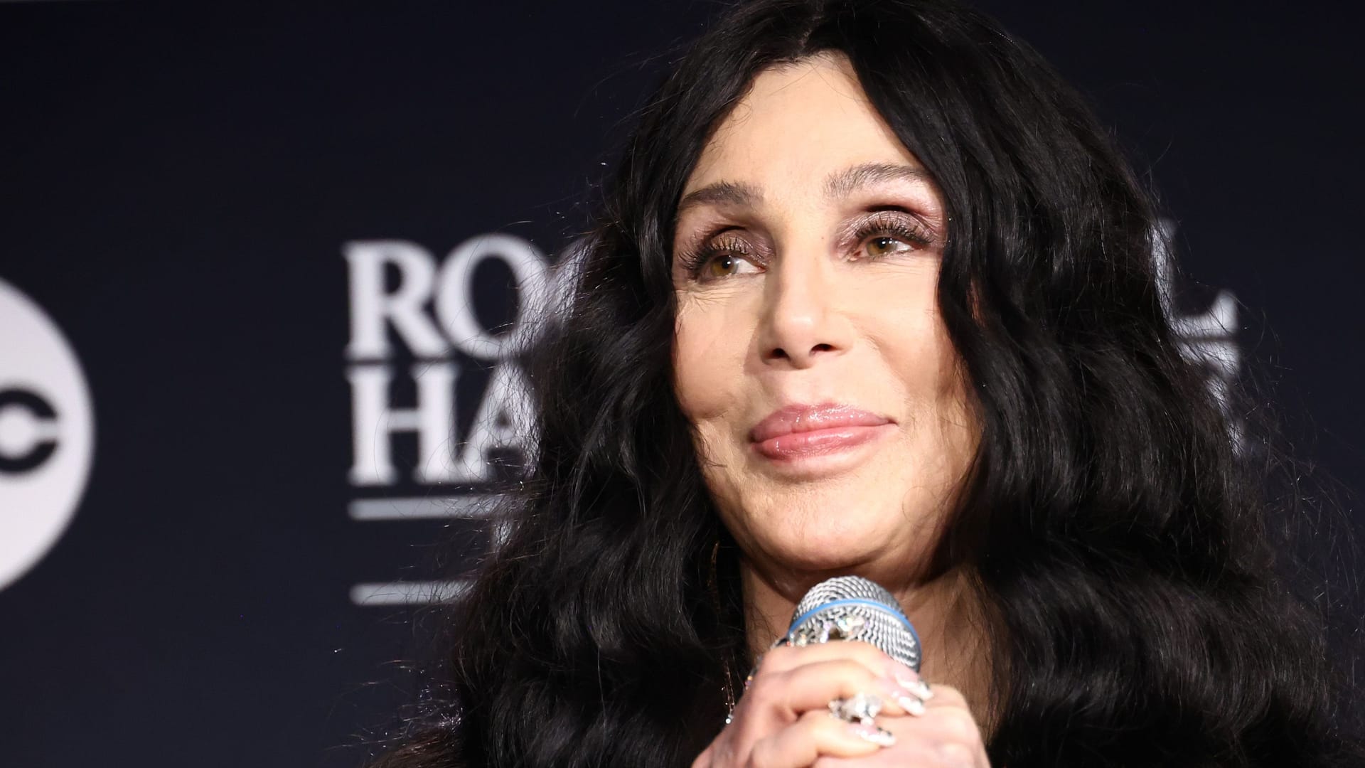 Cher: Ihr Sohn wird in einer Klinik behandelt. Cher: Ihr Sohn wird in einer Klinik behandelt.
