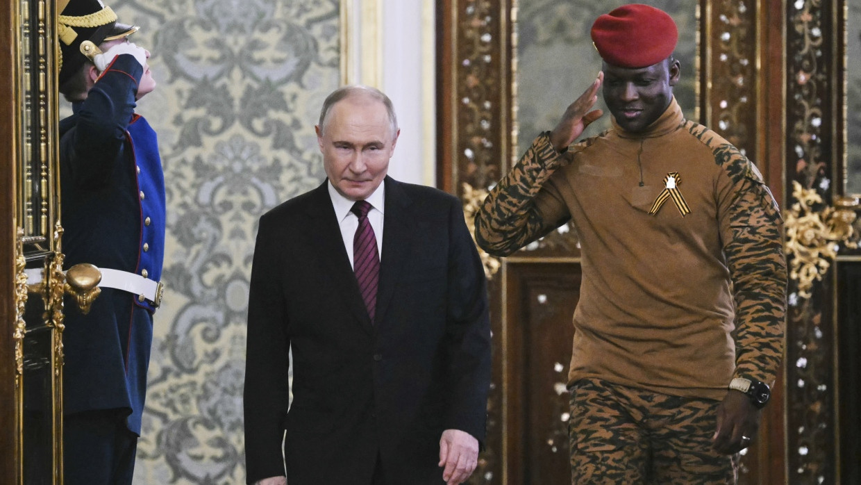 Der russische Präsident Wladimir Putin und der Chef der Militärregierung von Burkina Faso Ibrahim Traoré bei einem bilateralen Treffen nach der „Siegesparade“ in Moskau Anfang Mai