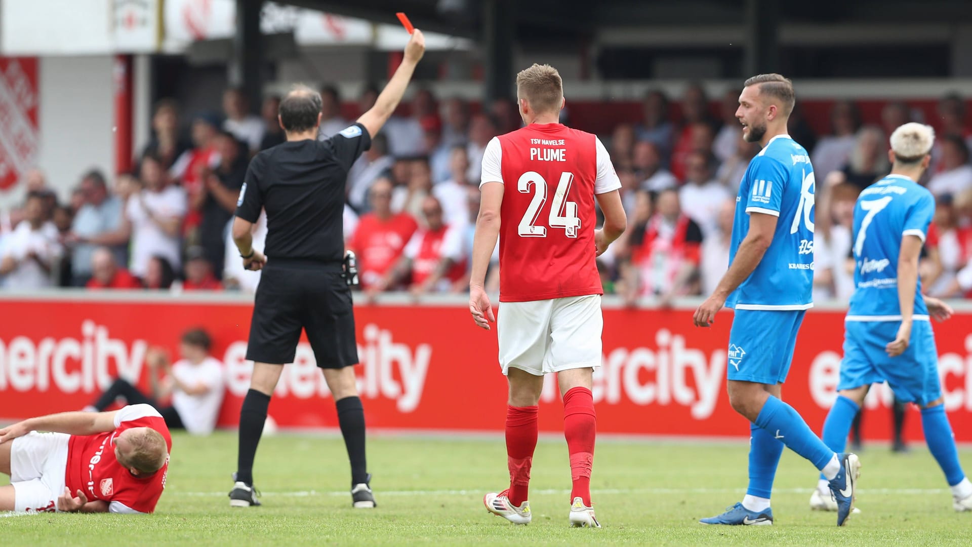 Rot für Pasqual Verkamp (rechts in Blau, Nummer sieben): Der Leipziger Spieler zählte zu den vom Platz verwiesenen Profis. Rot für Pasqual Verkamp (rechts in Blau, Nummer sieben): Der Leipziger Spieler zählte zu den vom Platz verwiesenen Profis.