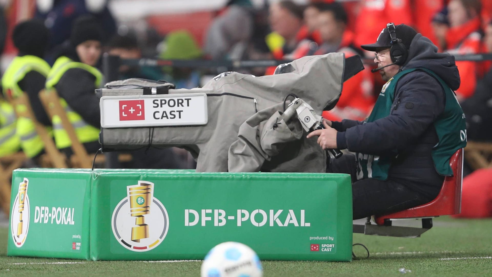 Ein Kameramann beim DFB-Pokal im Einsatz: Ein Rechtepaket blieb überraschend ohne Käufer.