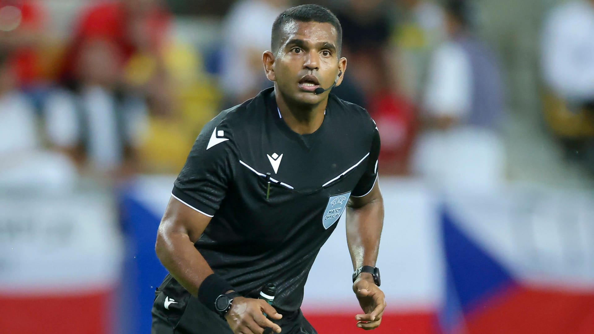 Schiedsrichter Alexis Herrera im DFB-Spiel: Die Partie musste kurzzeitig unterbrochen werden. Schiedsrichter Alexis Herrera im DFB-Spiel: Die Partie musste kurzzeitig unterbrochen werden.